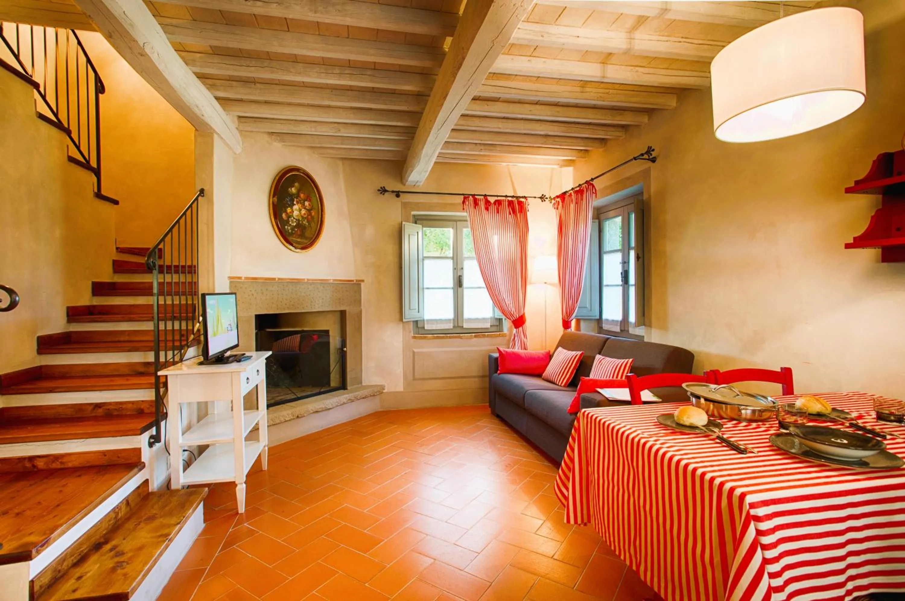 ISA-Farmhouse with swimming-pool just 20 minutes from Arezzo, apartments with panoramic views