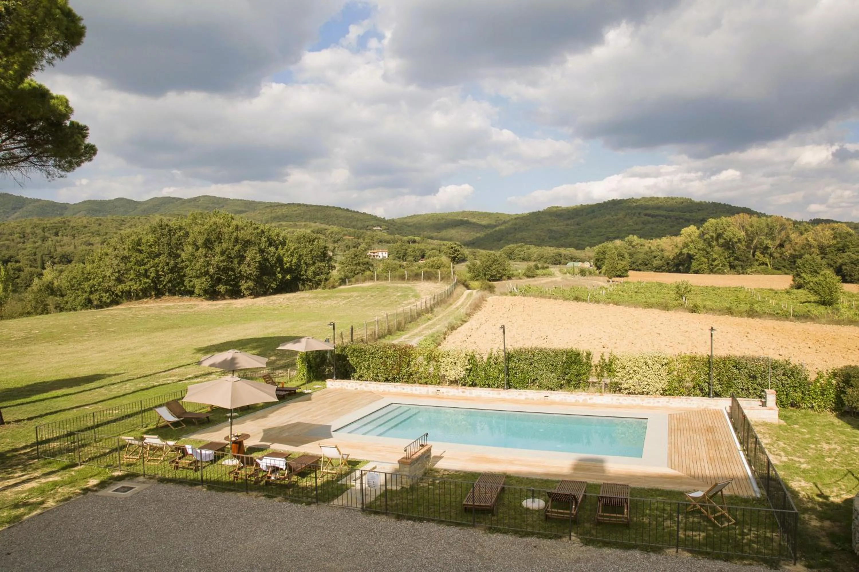 ISA-Farmhouse with swimming-pool just 20 minutes from Arezzo, apartments with panoramic views