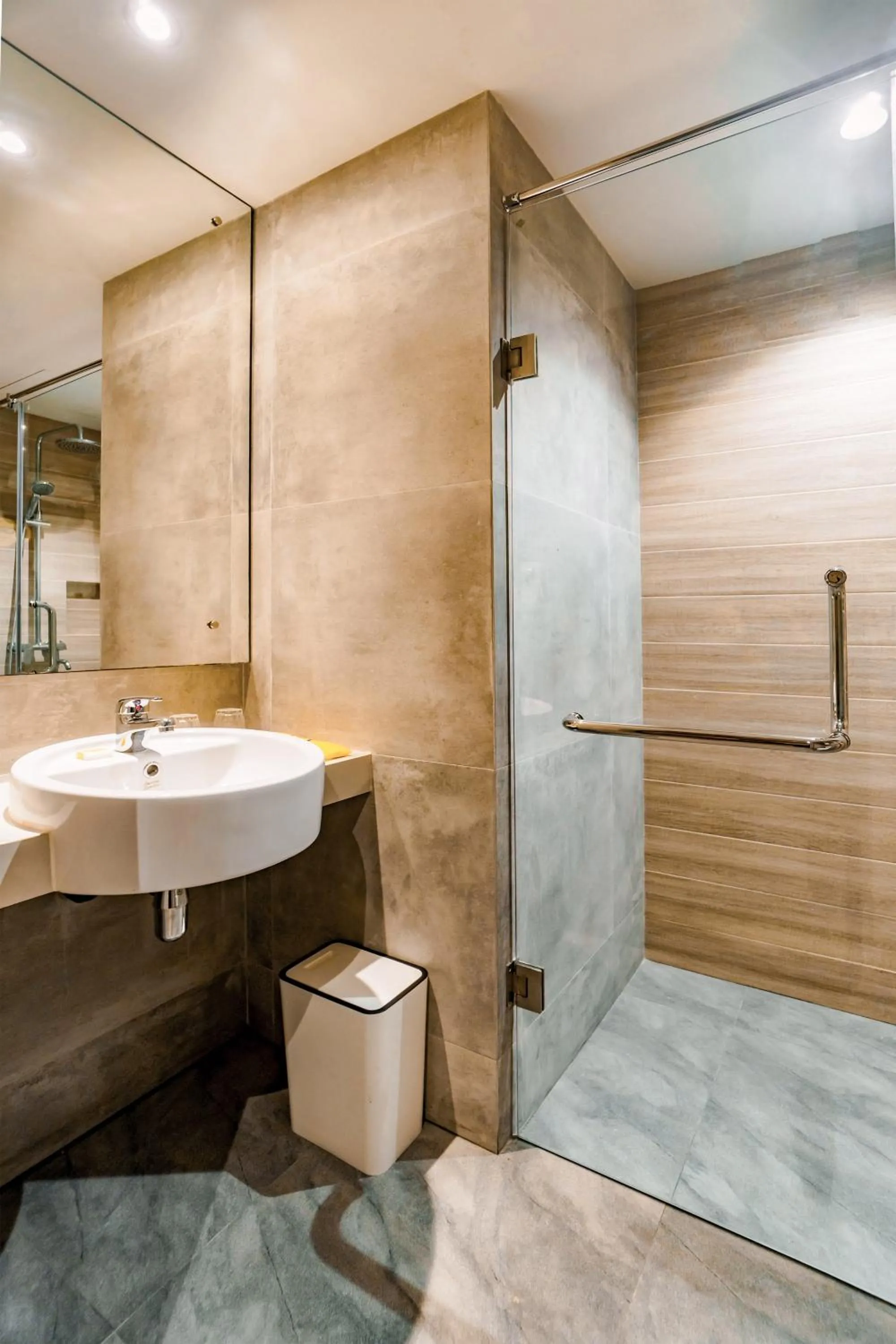 Shower in Yello Hotel Harbour Bay