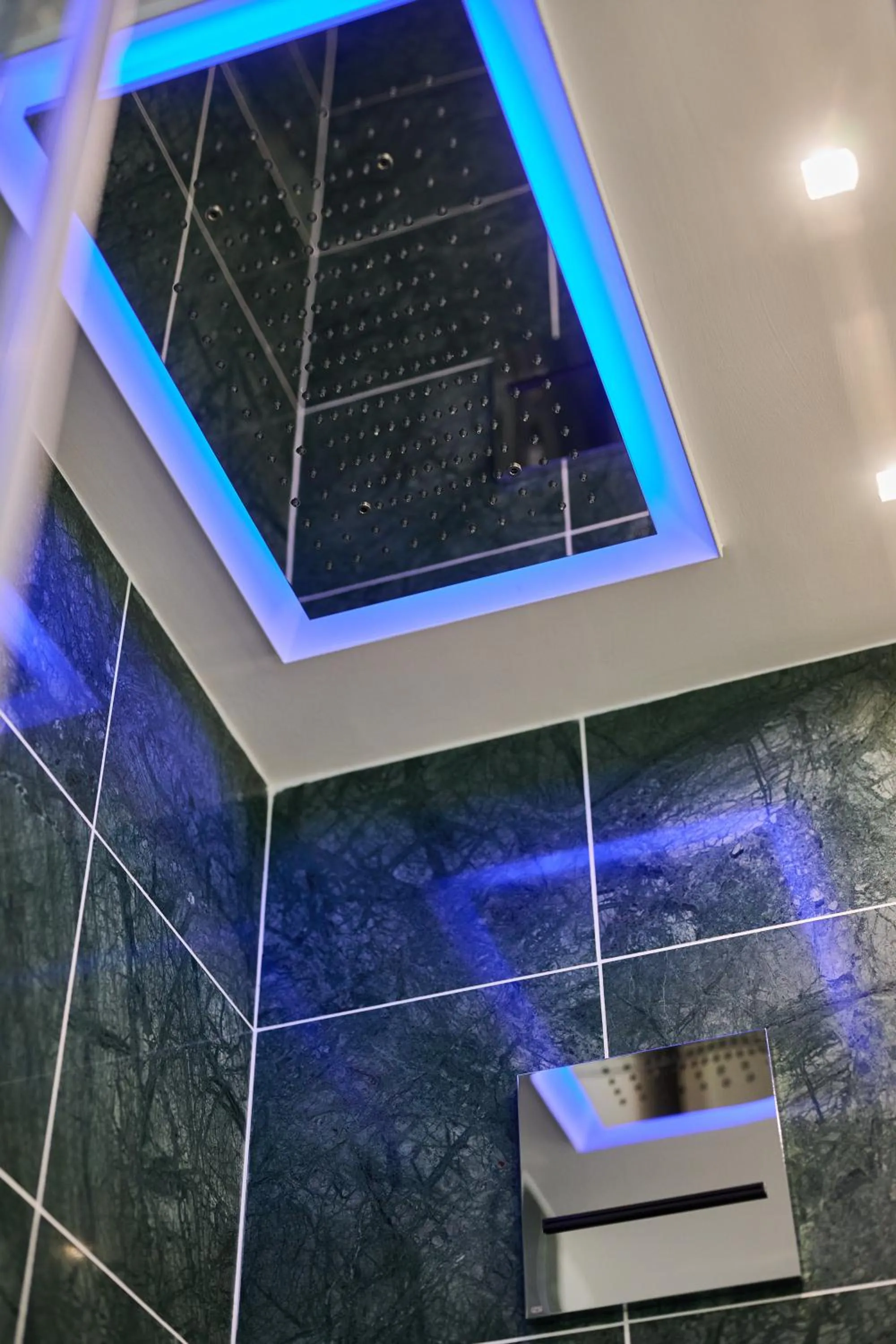 Shower in Duomo Luxury Florence