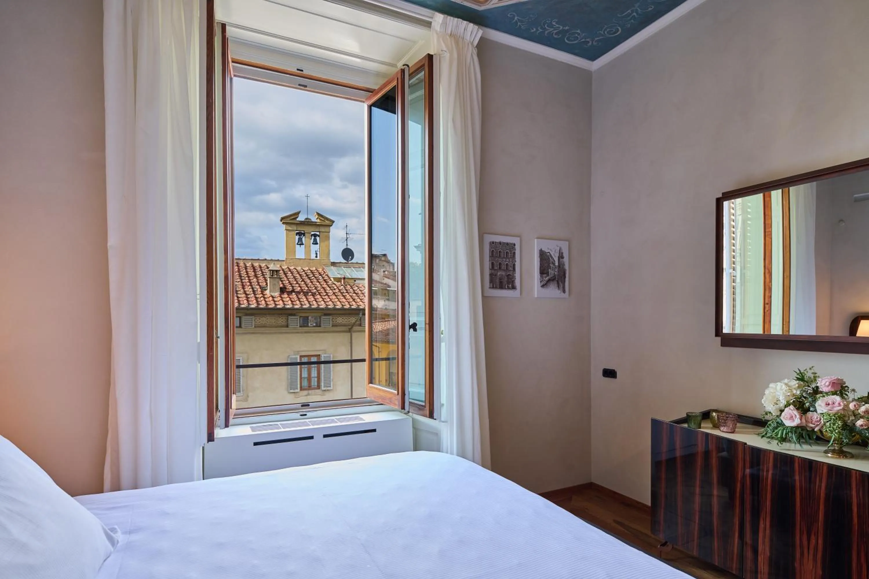 Bed in Duomo Luxury Florence