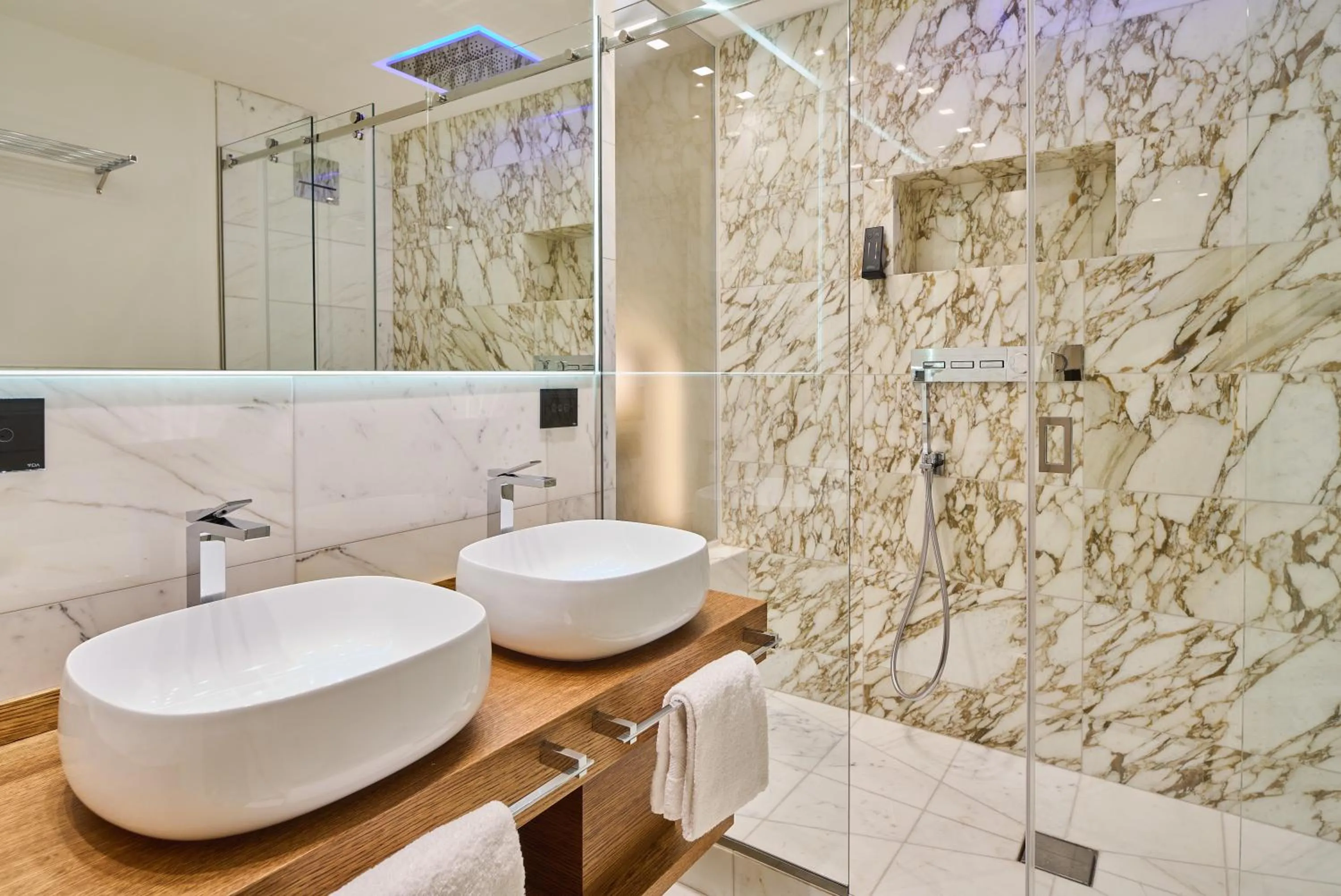 Shower in Duomo Luxury Florence