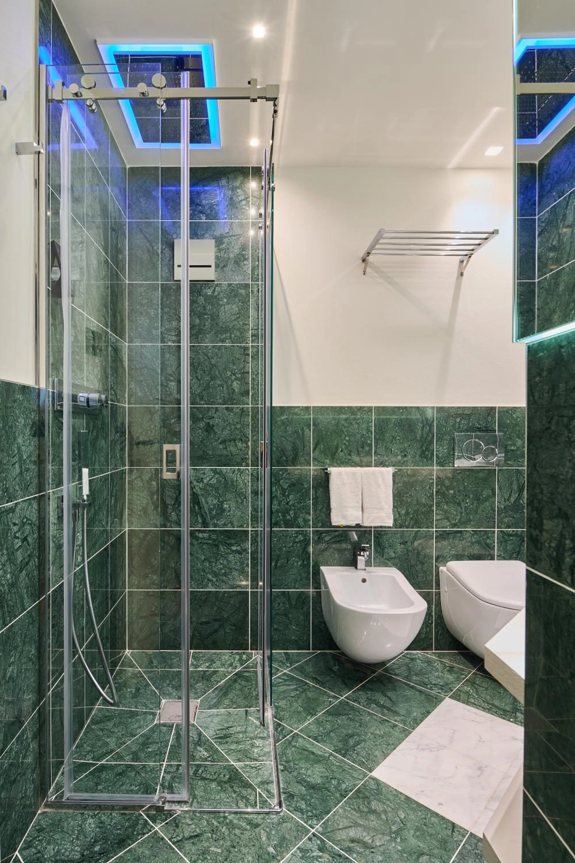 Shower in Duomo Luxury Florence