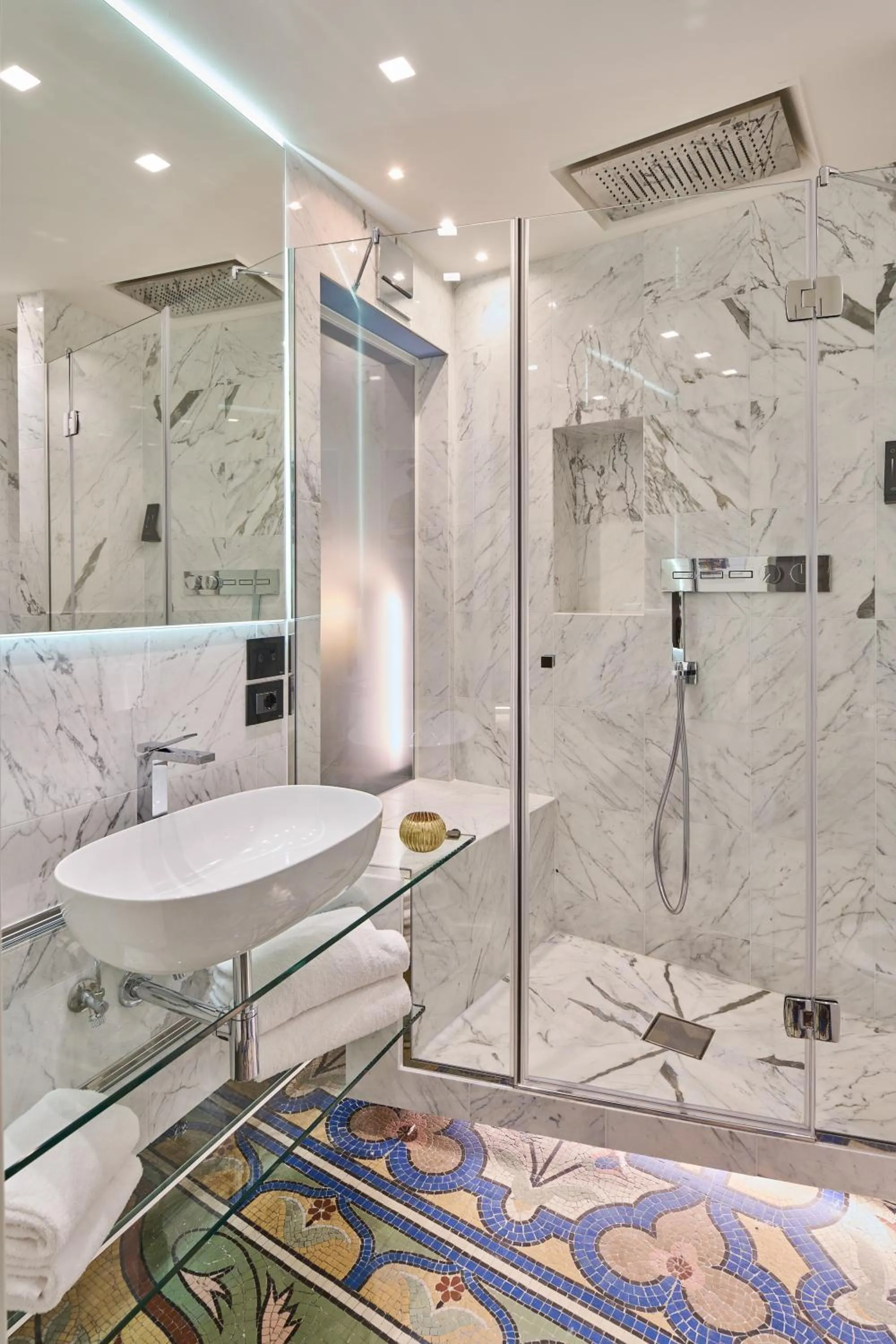 Shower in Duomo Luxury Florence