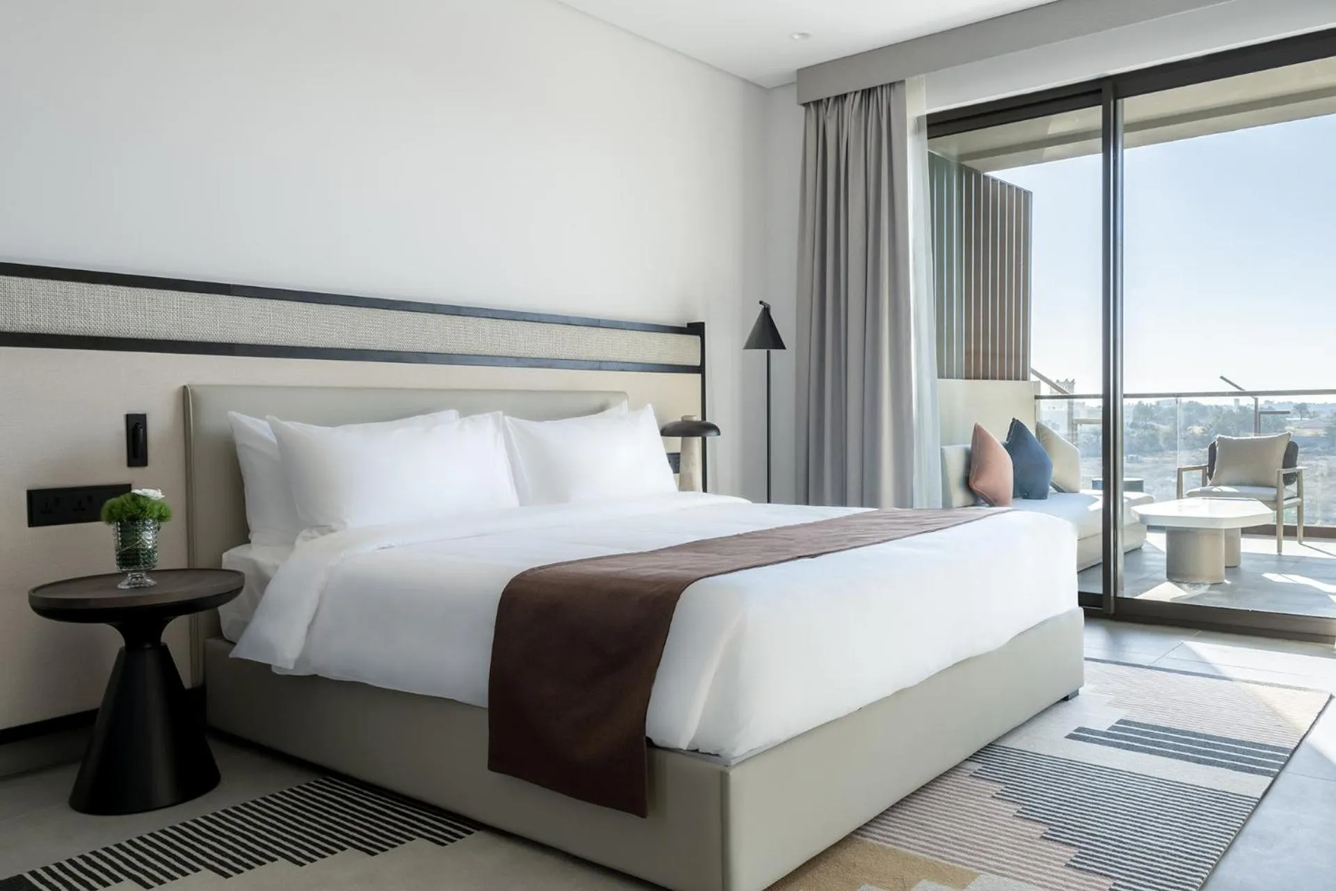 Balcony/Terrace, Bed in Fraser Suites Al Liwan