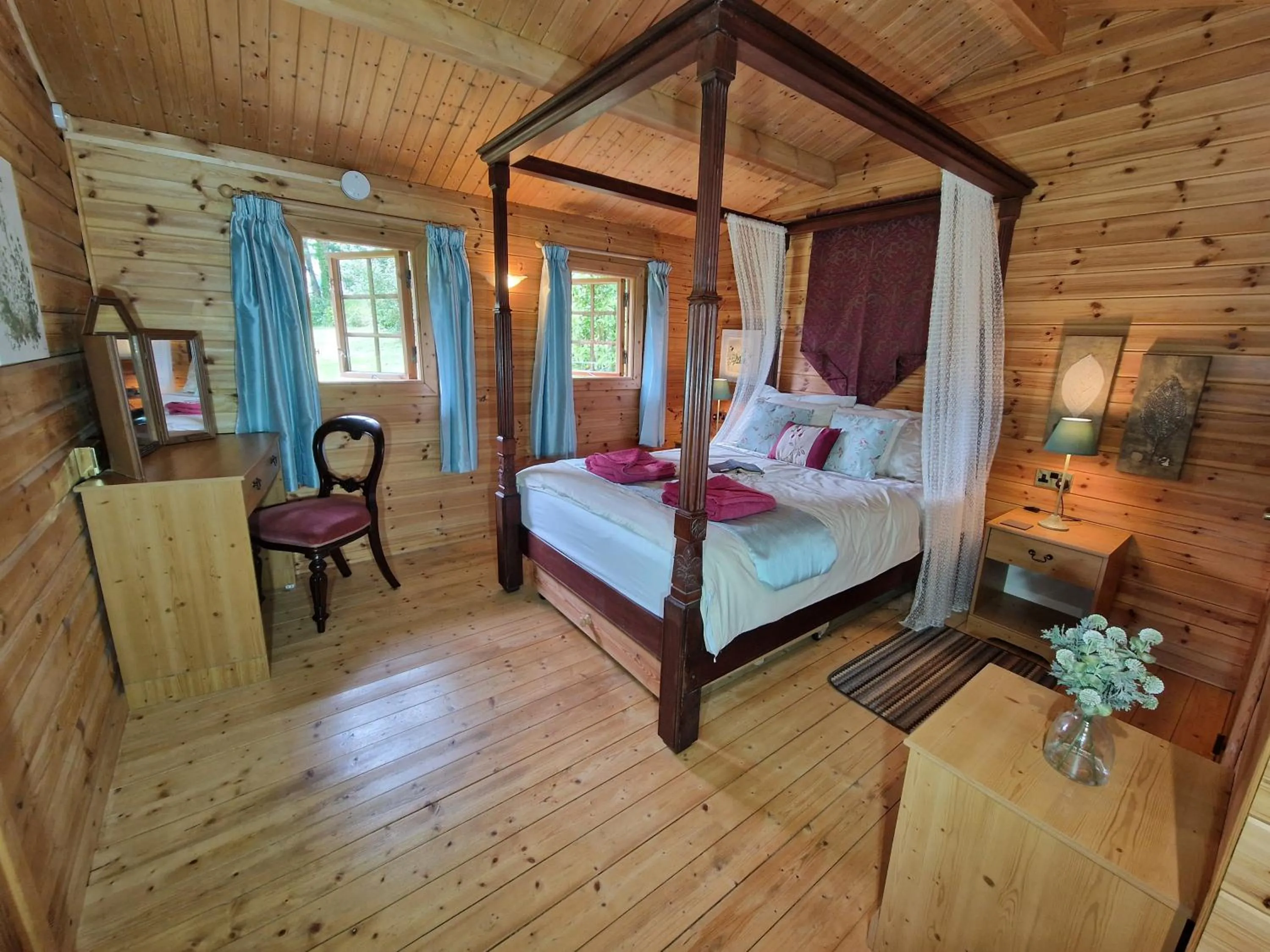 Bedroom, Bed in Polgwedhen Lodge