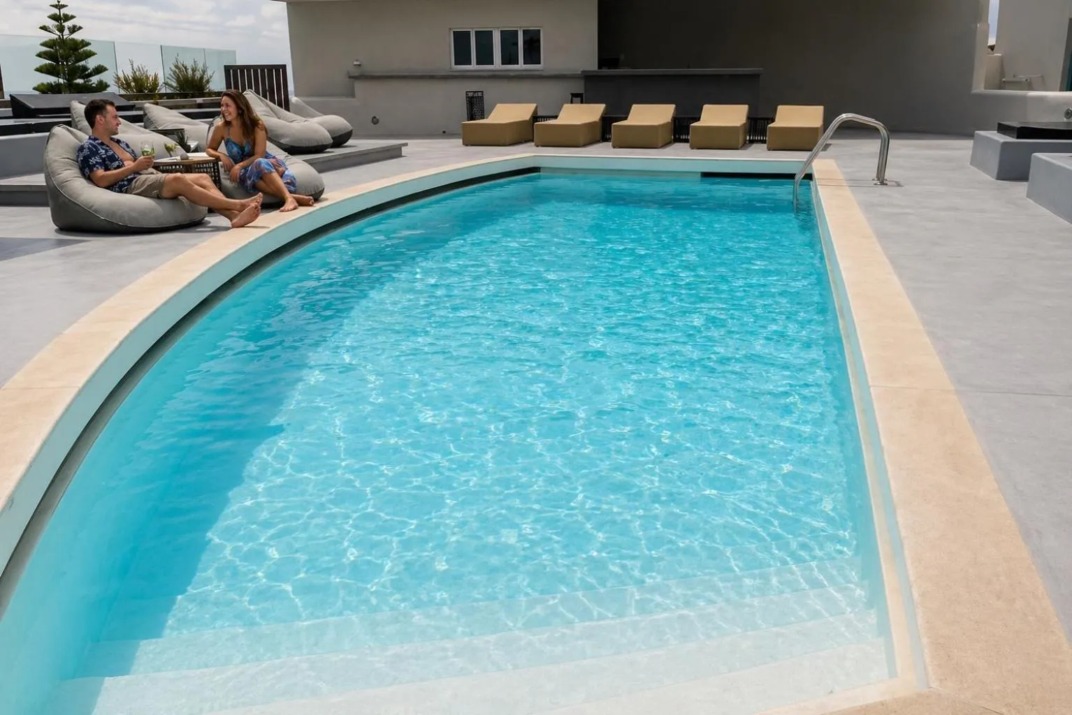 Swimming pool in Abrazo Villas