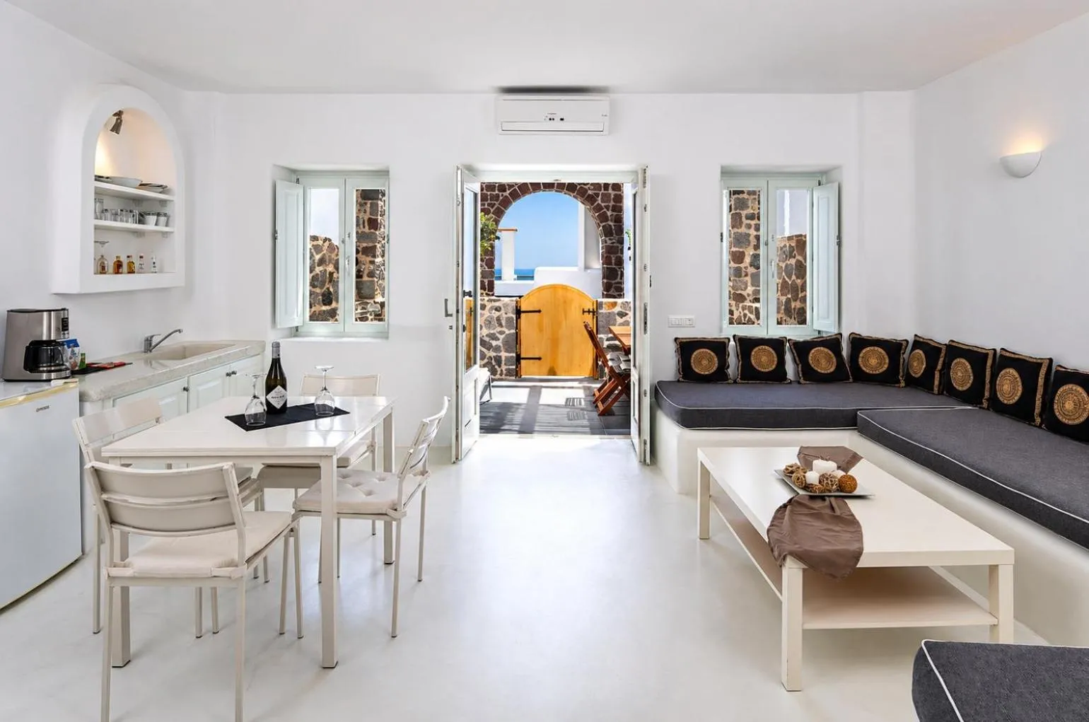 Photo of the whole room in Abrazo Villas