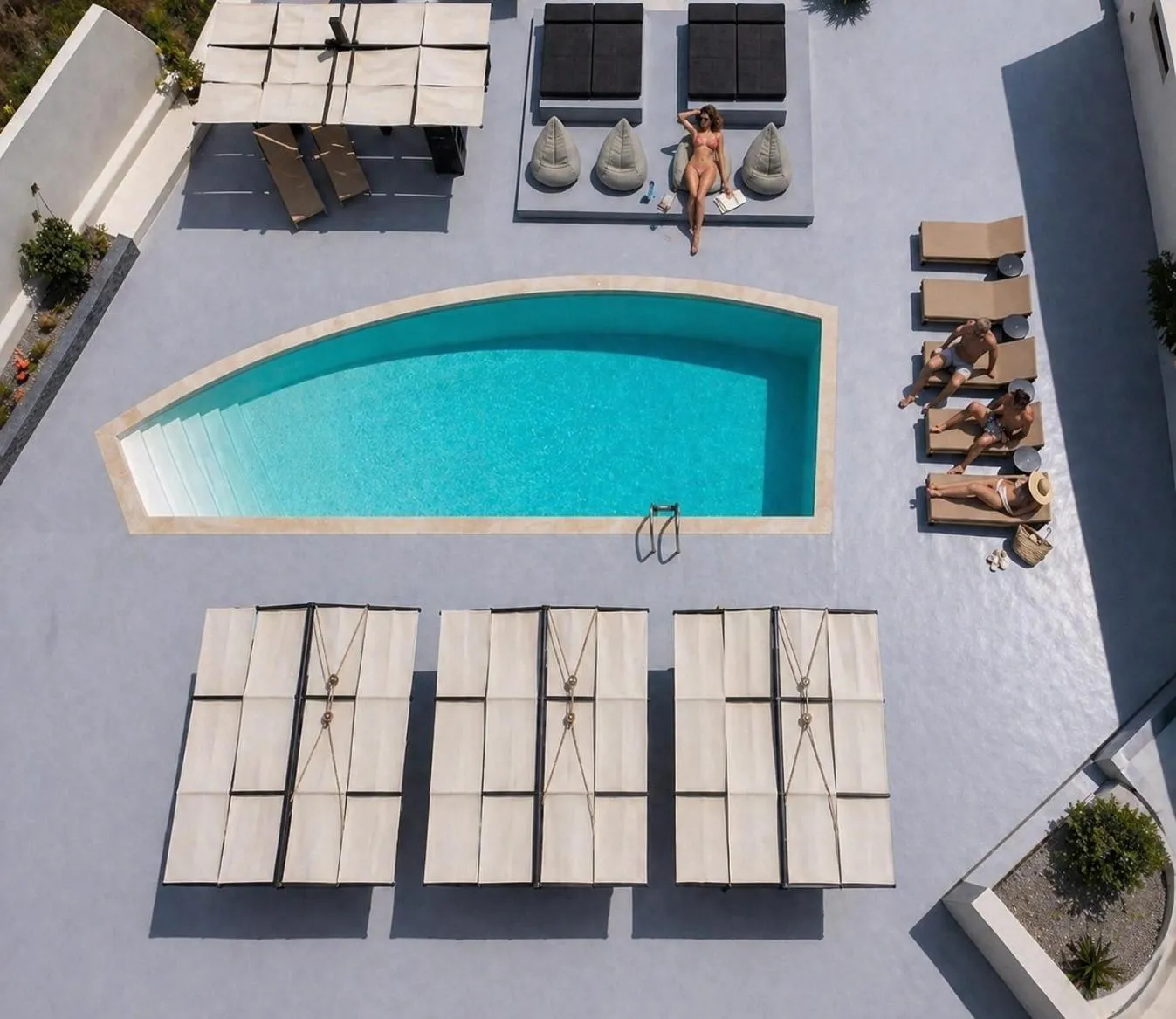 Swimming pool in Abrazo Villas
