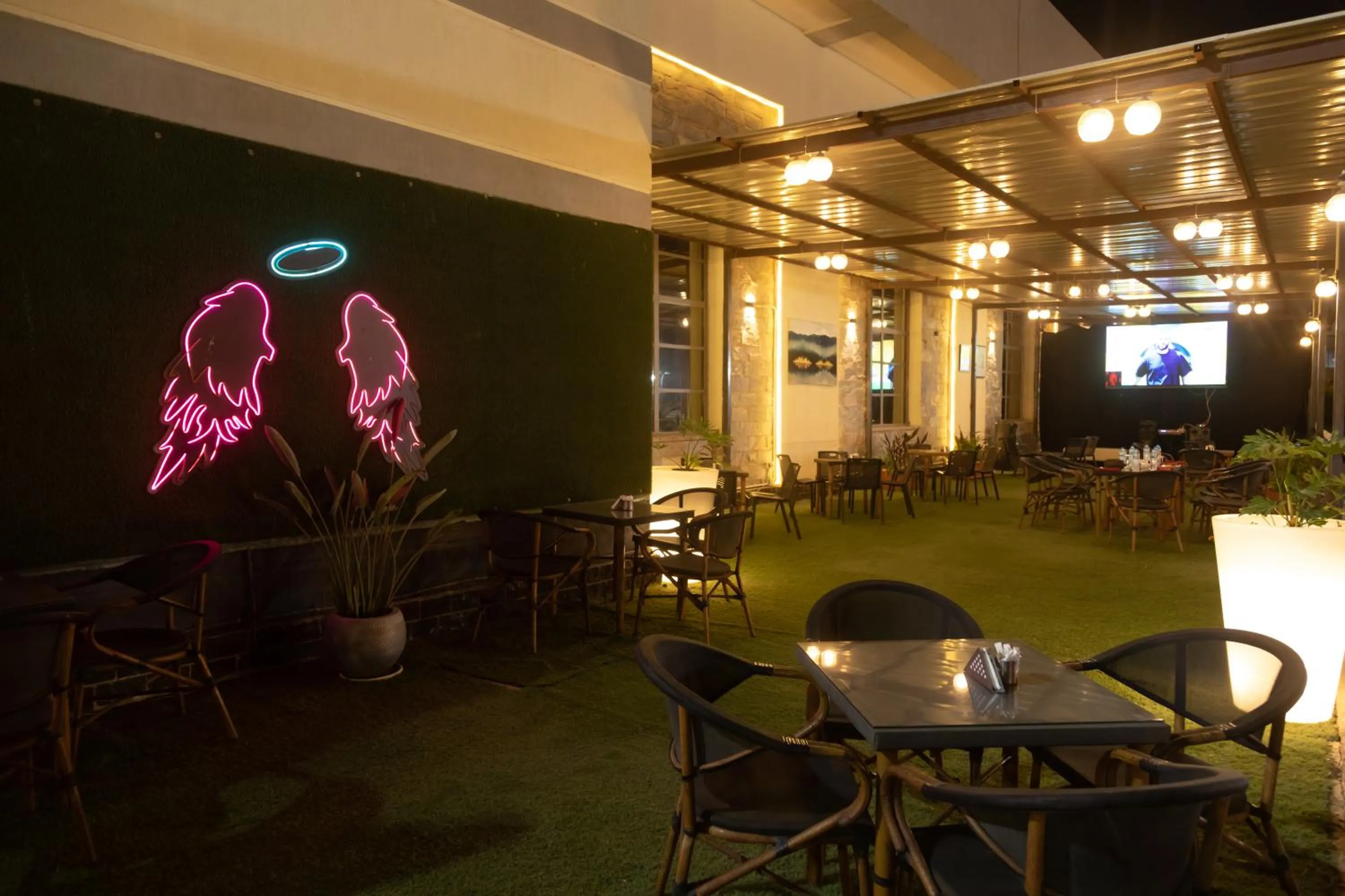 Restaurant/places to eat in Jewel Sport City and Aqua Park