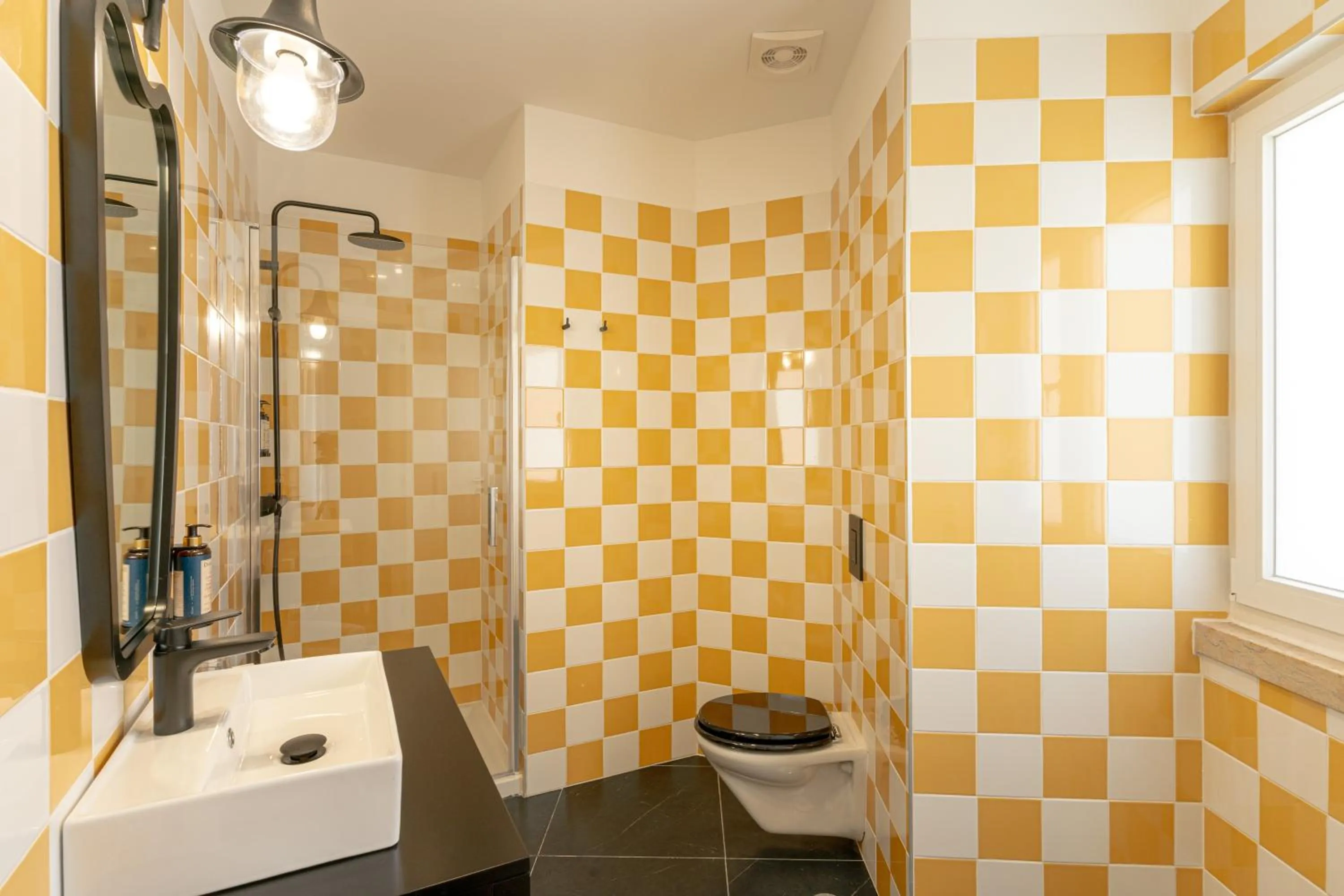 Shower in Westlight Lisboa Madalena