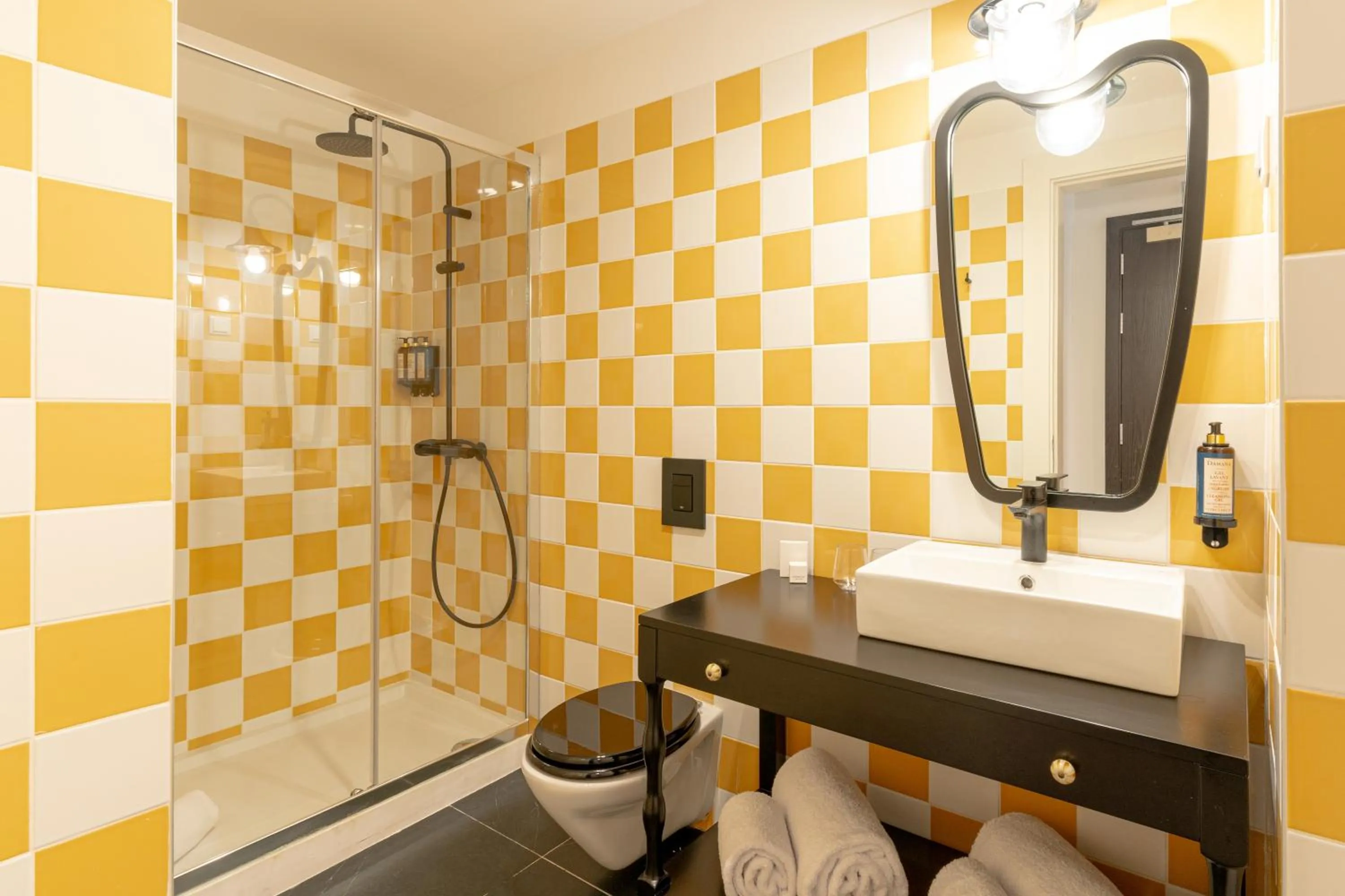 Shower in Westlight Lisboa Madalena