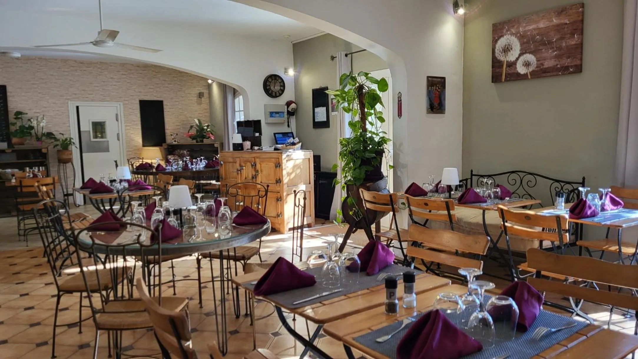 Restaurant/places to eat in Auberge de la Table Ronde
