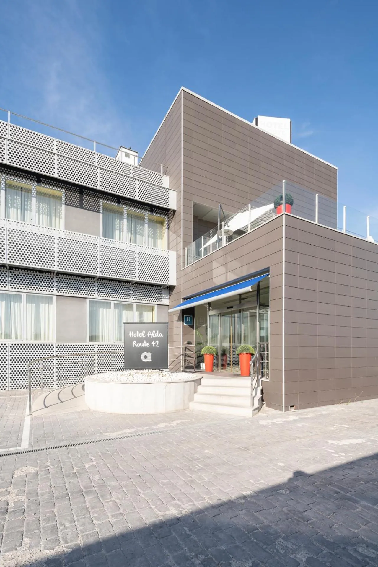 Facade/entrance in Alda Route 42