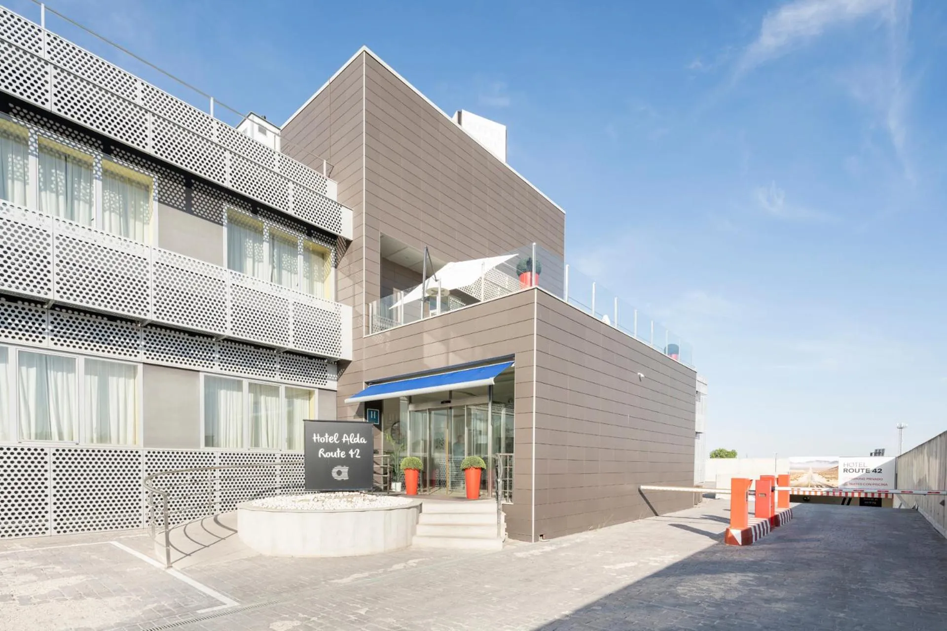 Facade/entrance in Alda Route 42