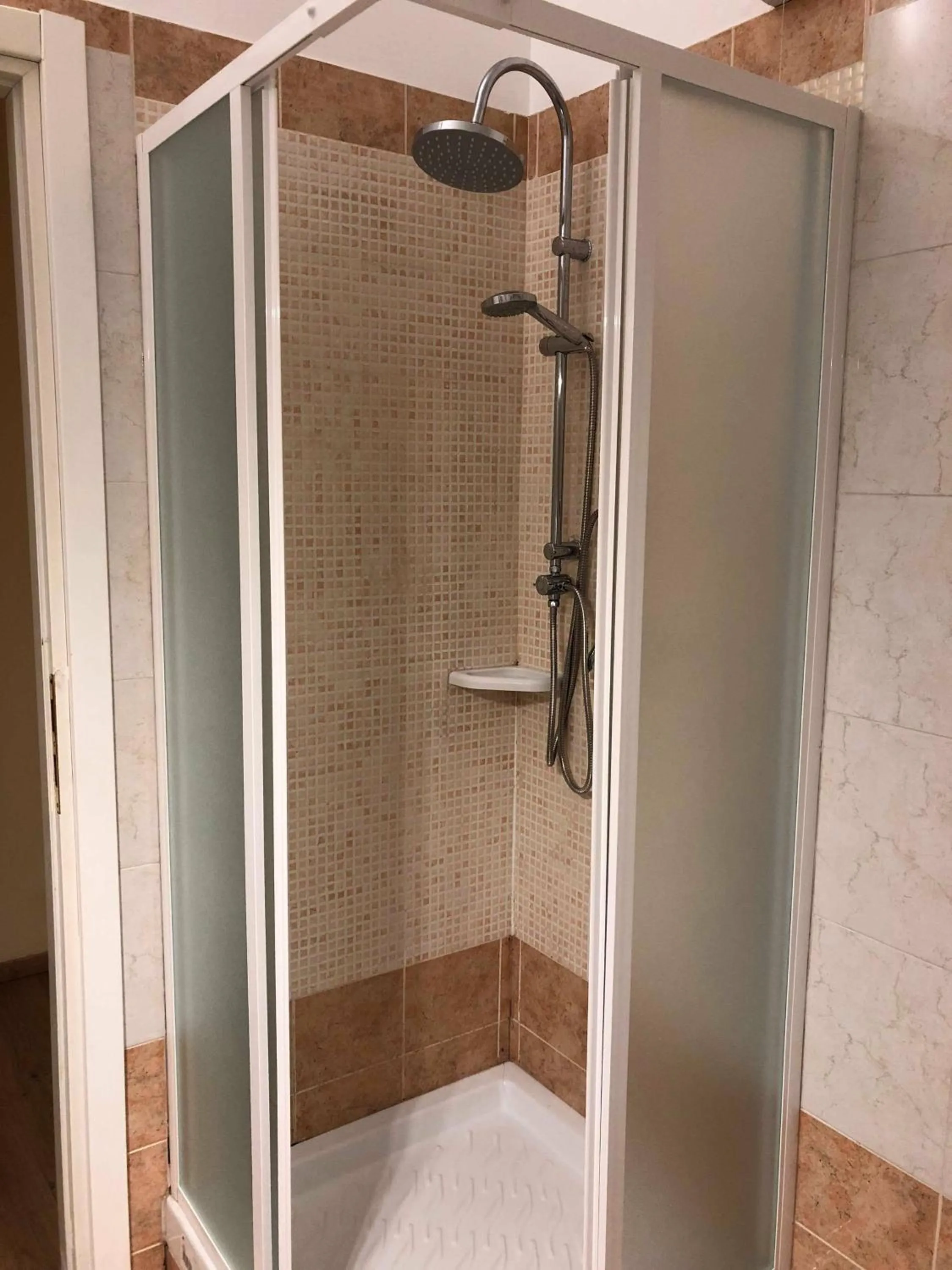 Shower in Il Galileo Rooms