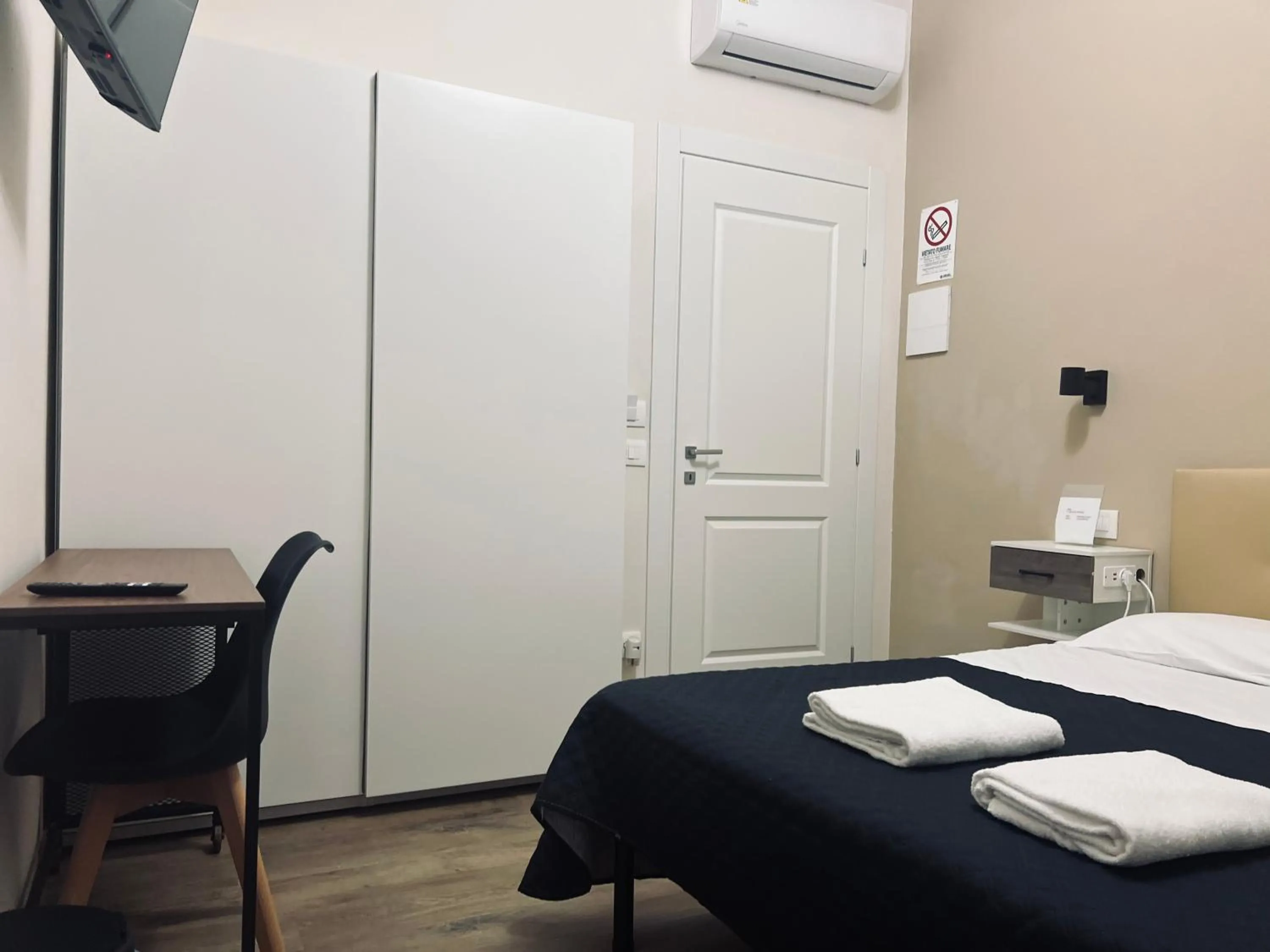 Photo of the whole room, Bed in Il Galileo Rooms