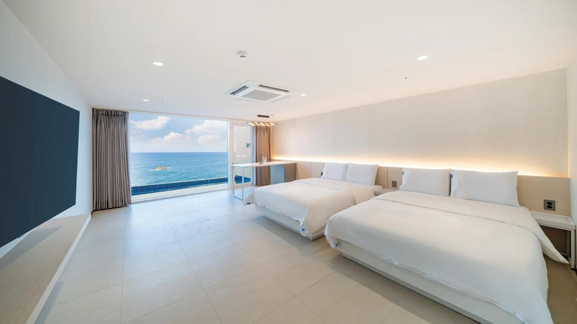 Bed in Sharp & Flat Hotel