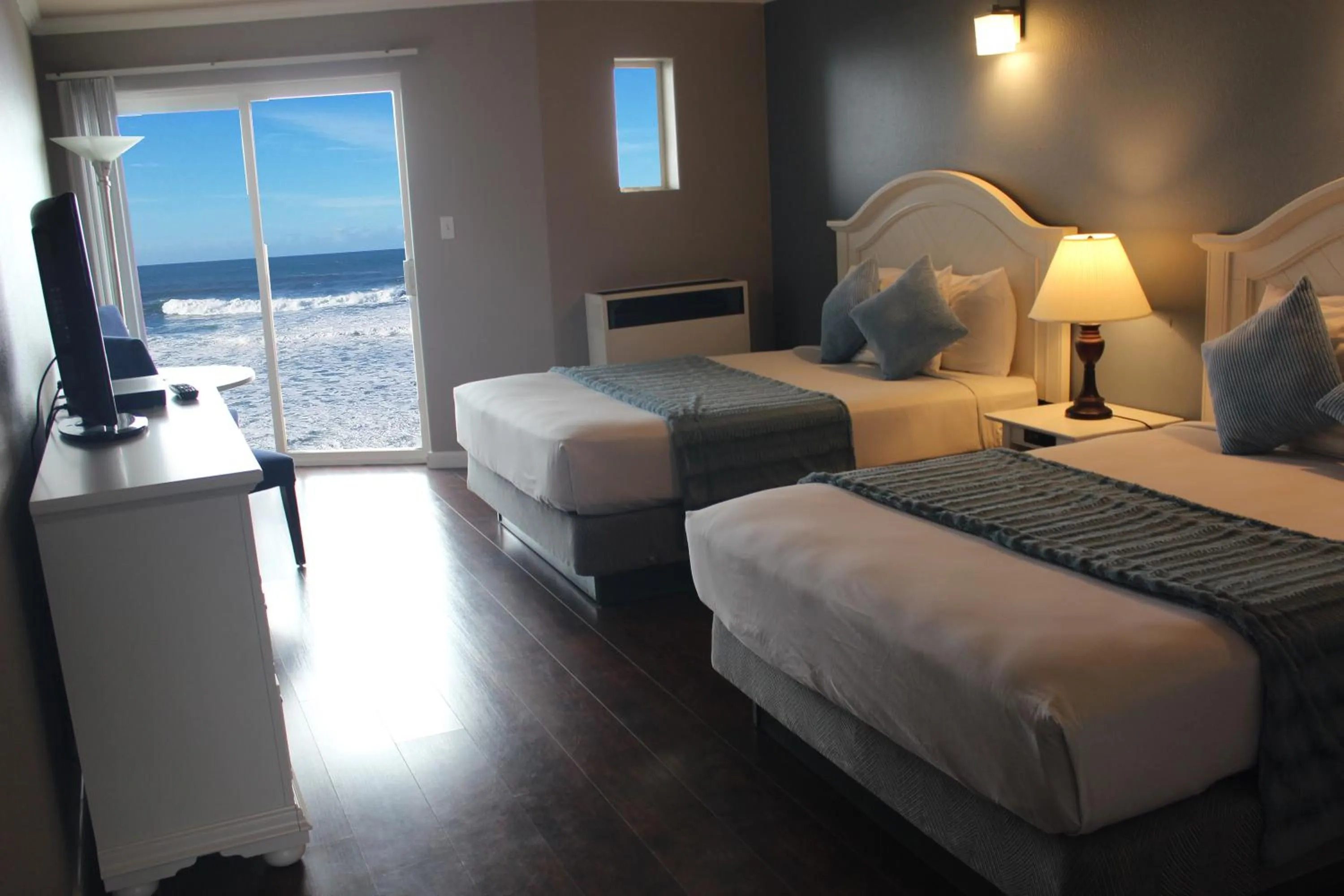 Photo of the whole room, Bed in The Oceanfront Inn