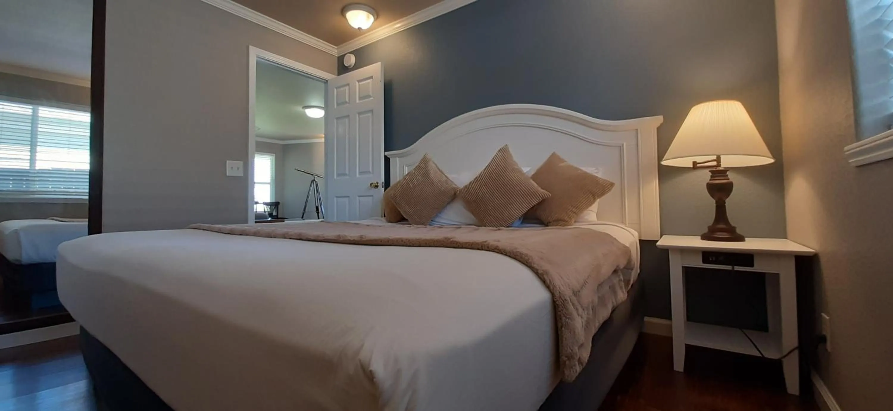 Photo of the whole room, Bed in The Oceanfront Inn