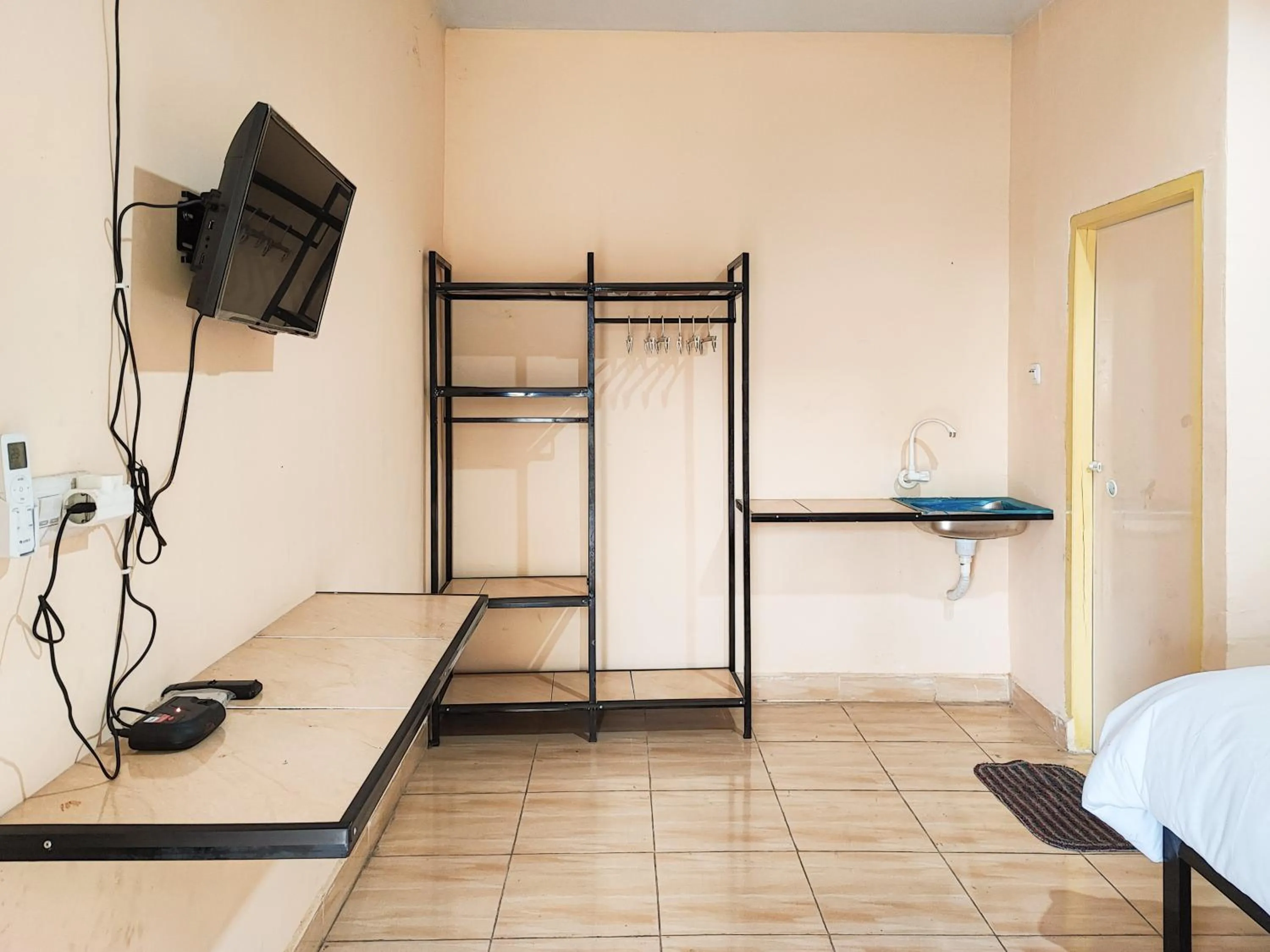 Bedroom, Bed in RedDoorz Syariah near Terminal Alam Barajo Jambi