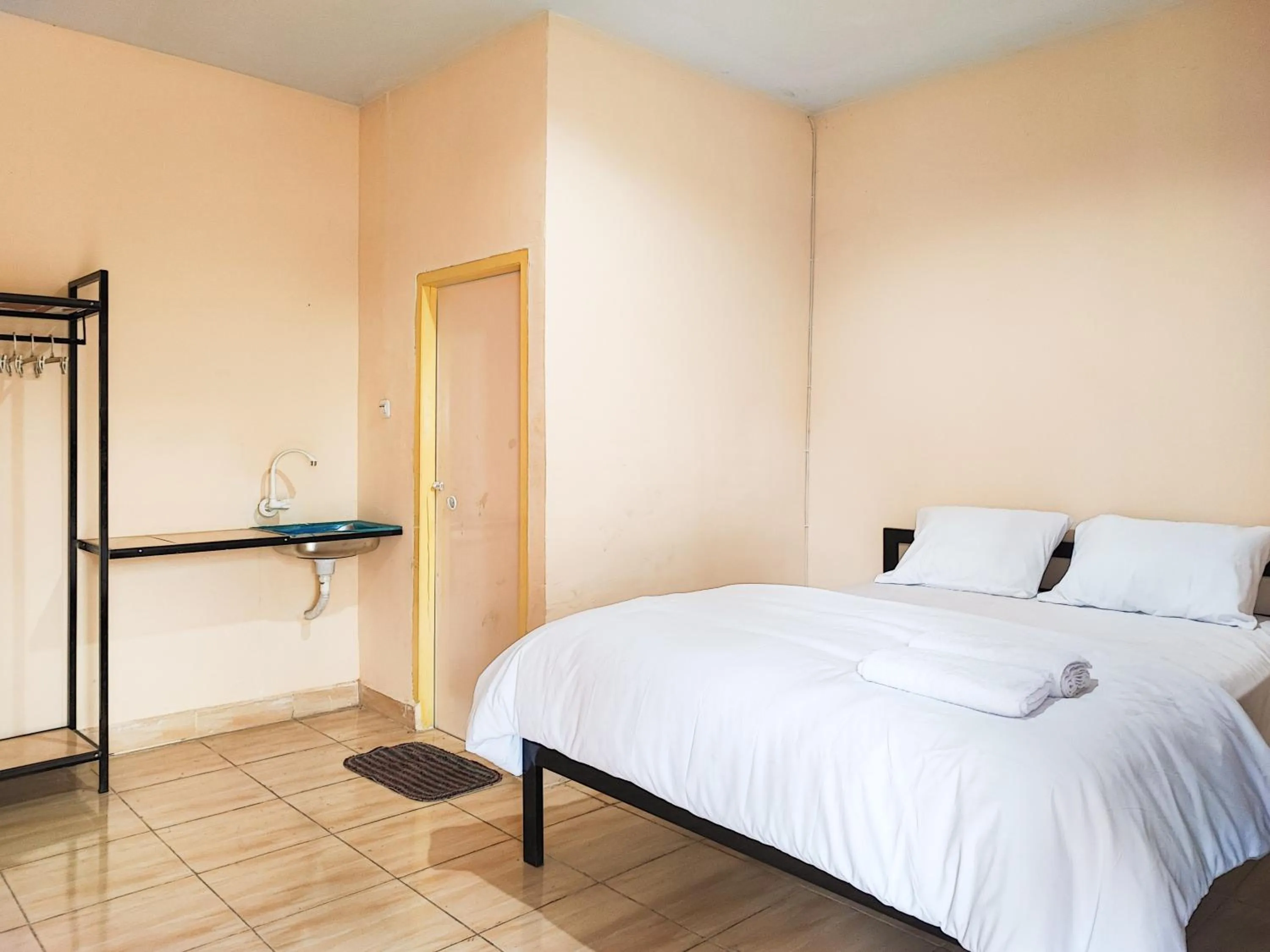 Bedroom, Bed in RedDoorz Syariah near Terminal Alam Barajo Jambi