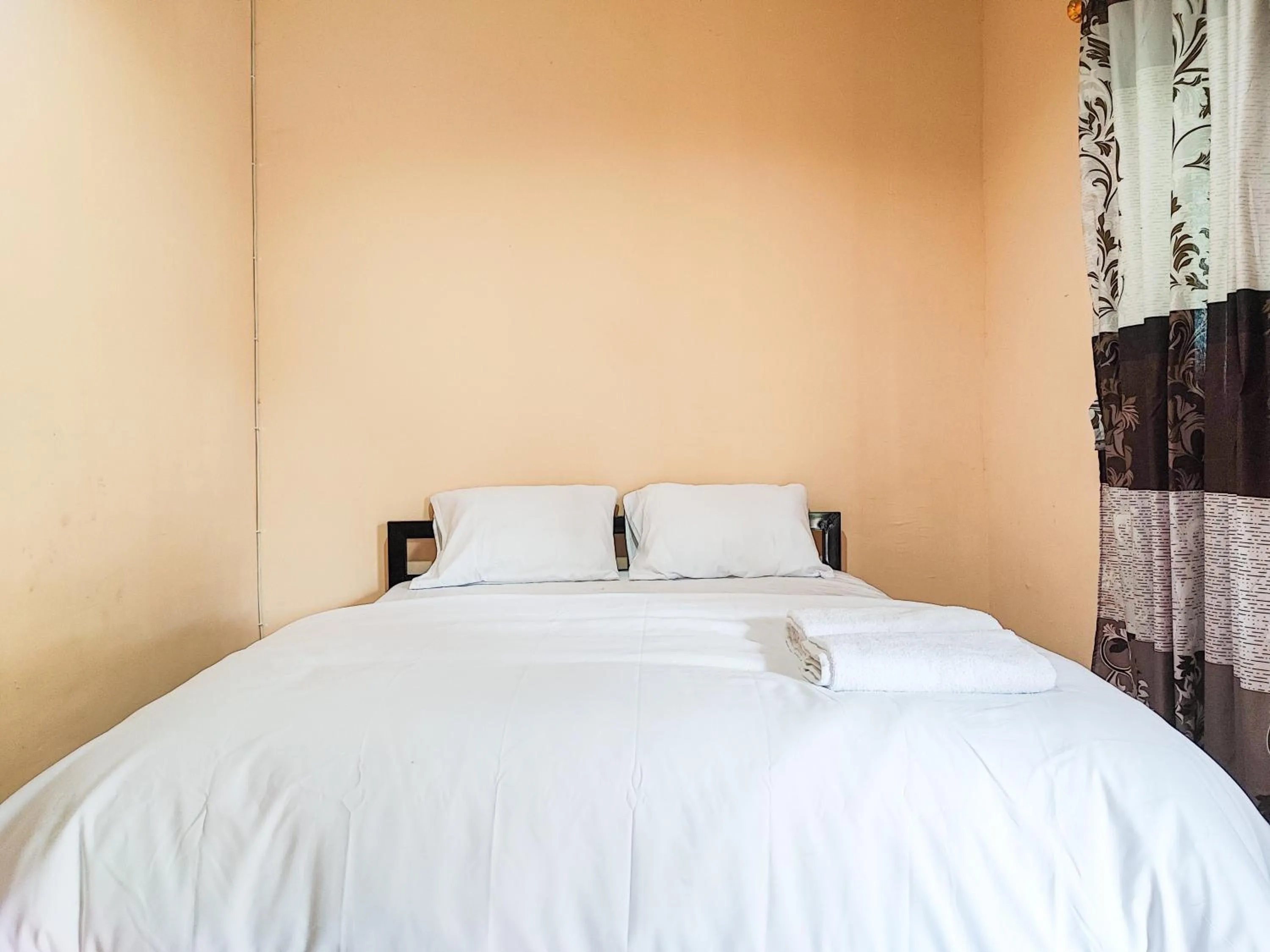 Bedroom, Bed in RedDoorz Syariah near Terminal Alam Barajo Jambi