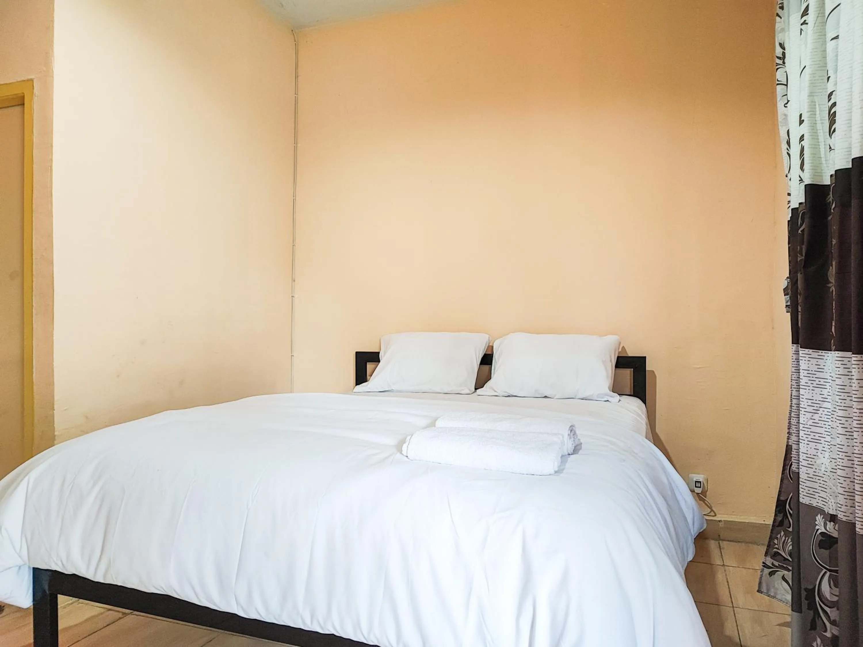 Bedroom, Bed in RedDoorz Syariah near Terminal Alam Barajo Jambi