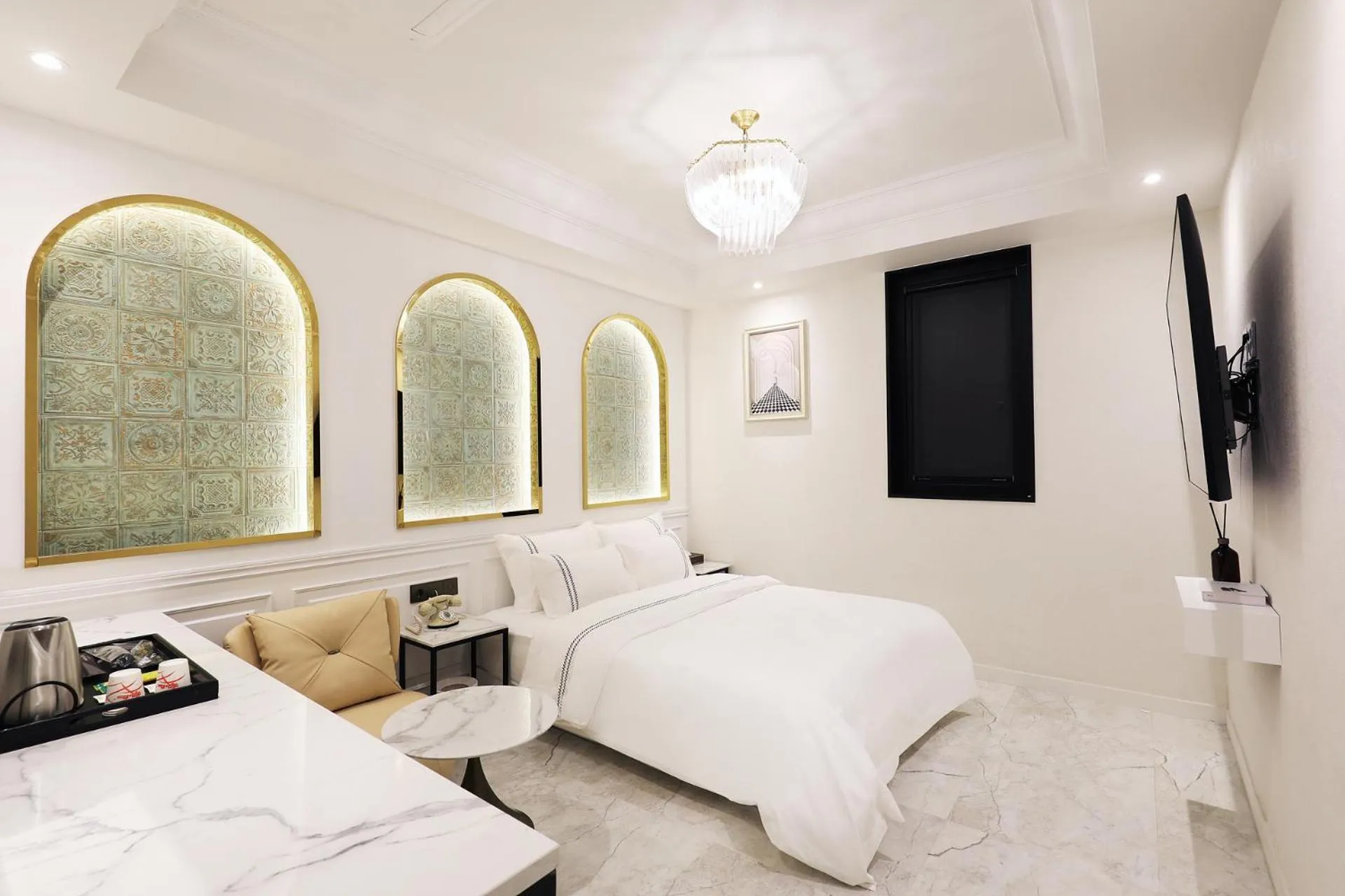 Property building, Bed in Mari Hotel