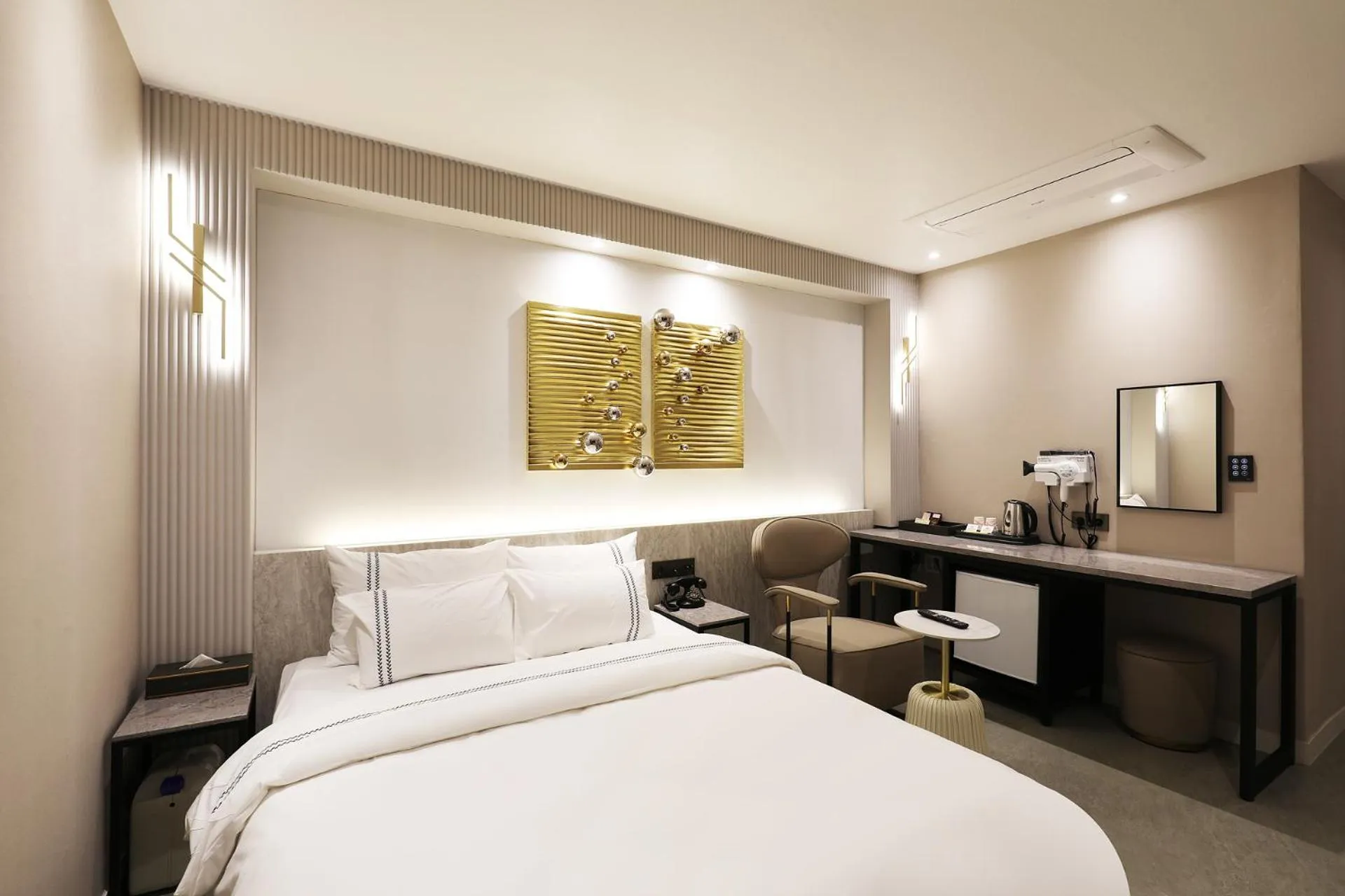 Bedroom, Bed in Mari Hotel