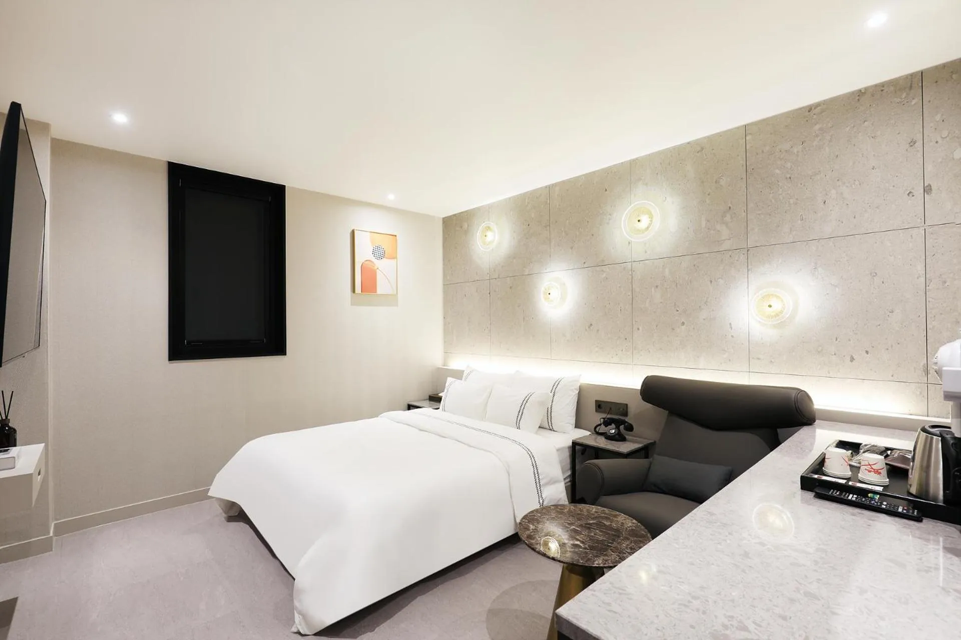 Property building, Bed in Mari Hotel