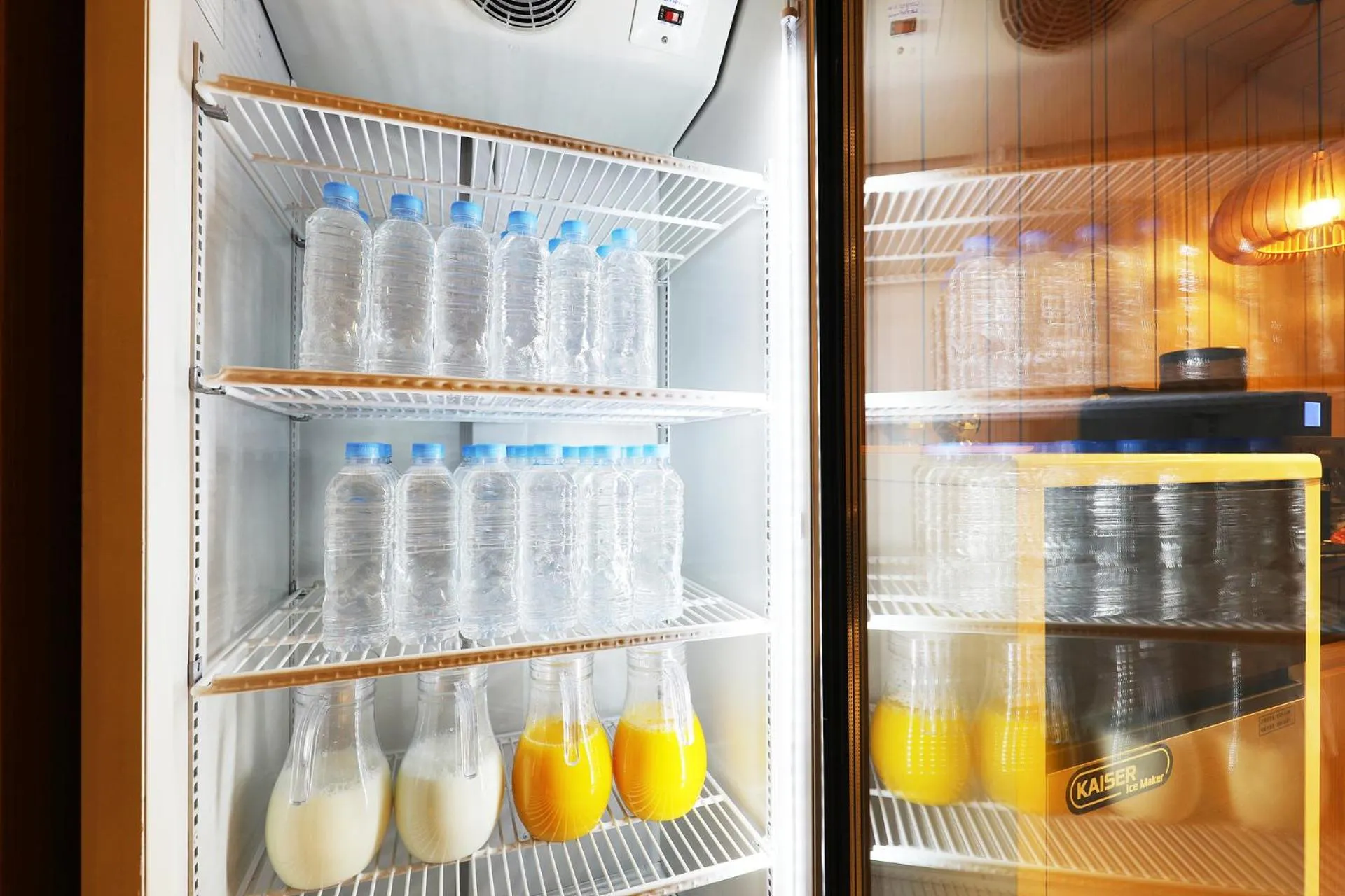 Restaurant/places to eat in Mari Hotel