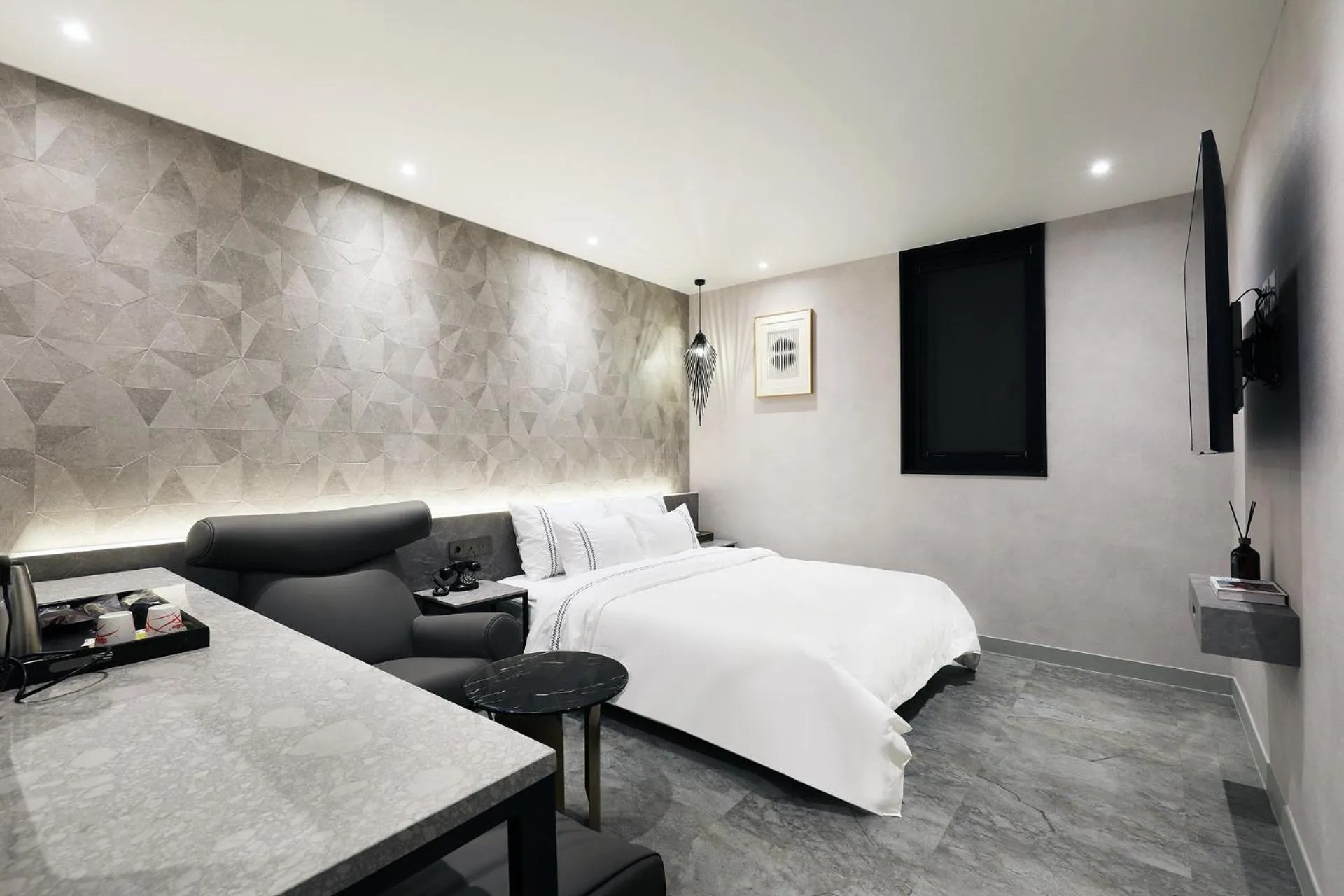 Property building, Bed in Mari Hotel