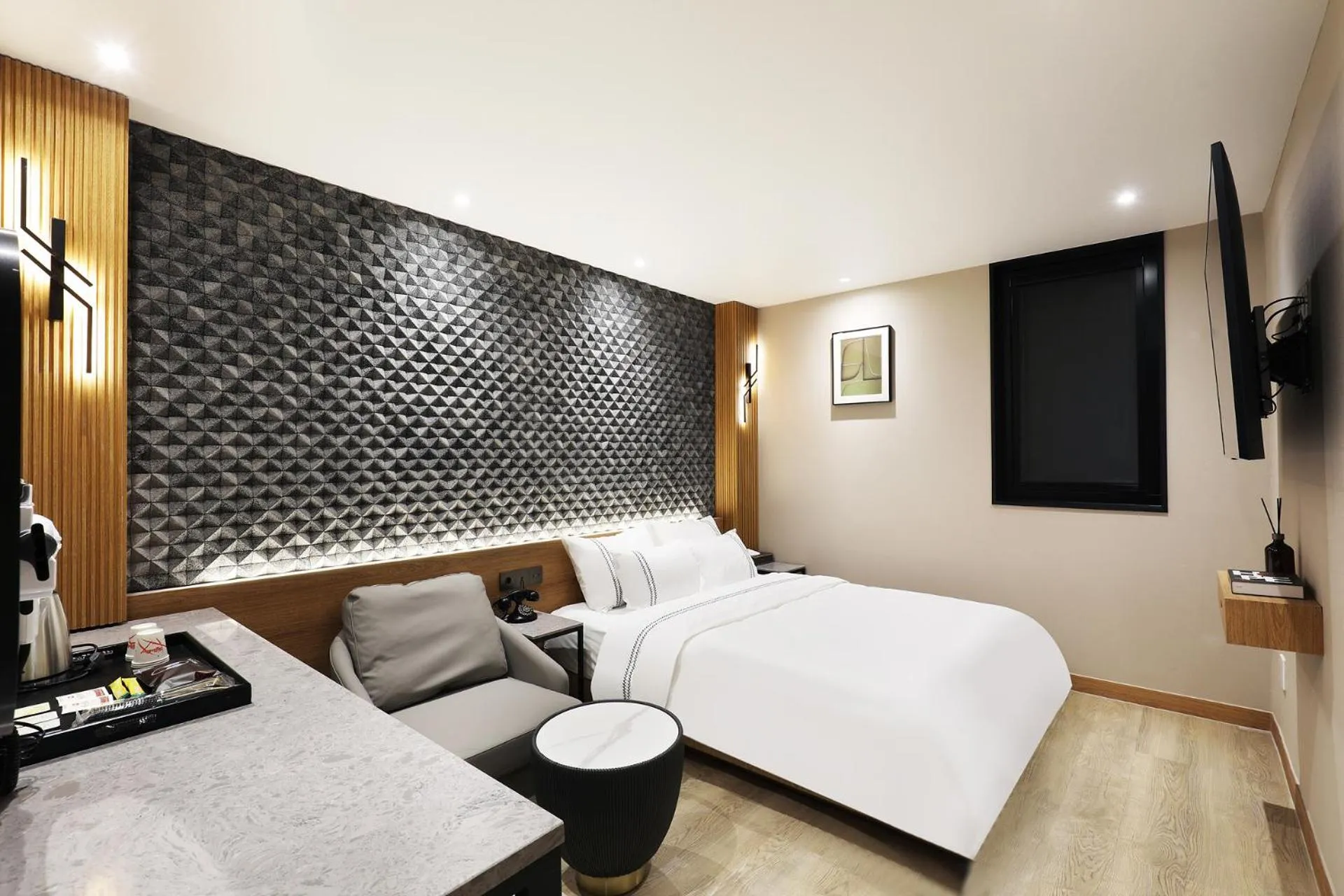 Property building, Bed in Mari Hotel