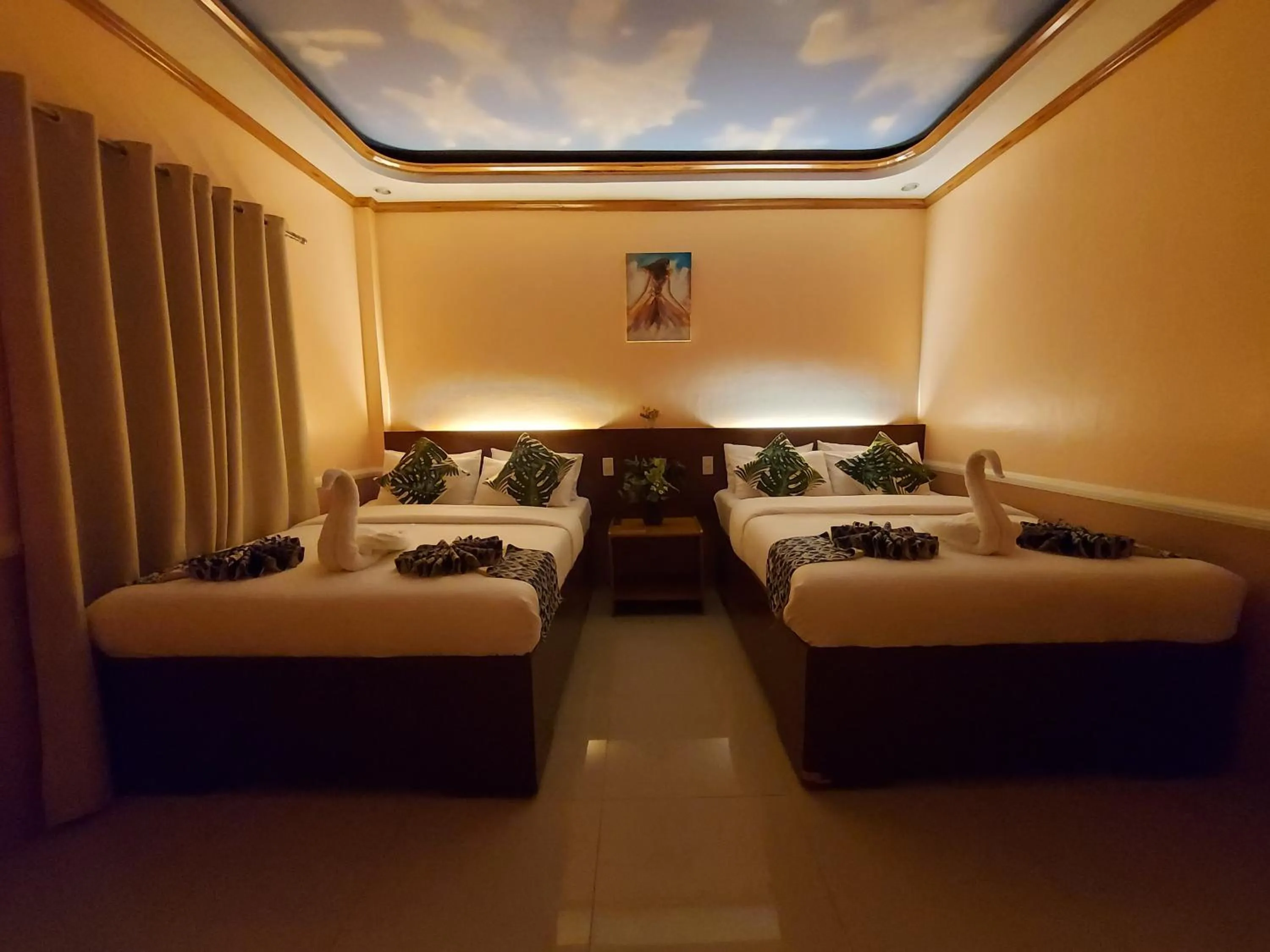 Photo of the whole room, Bed in New Village Lodge