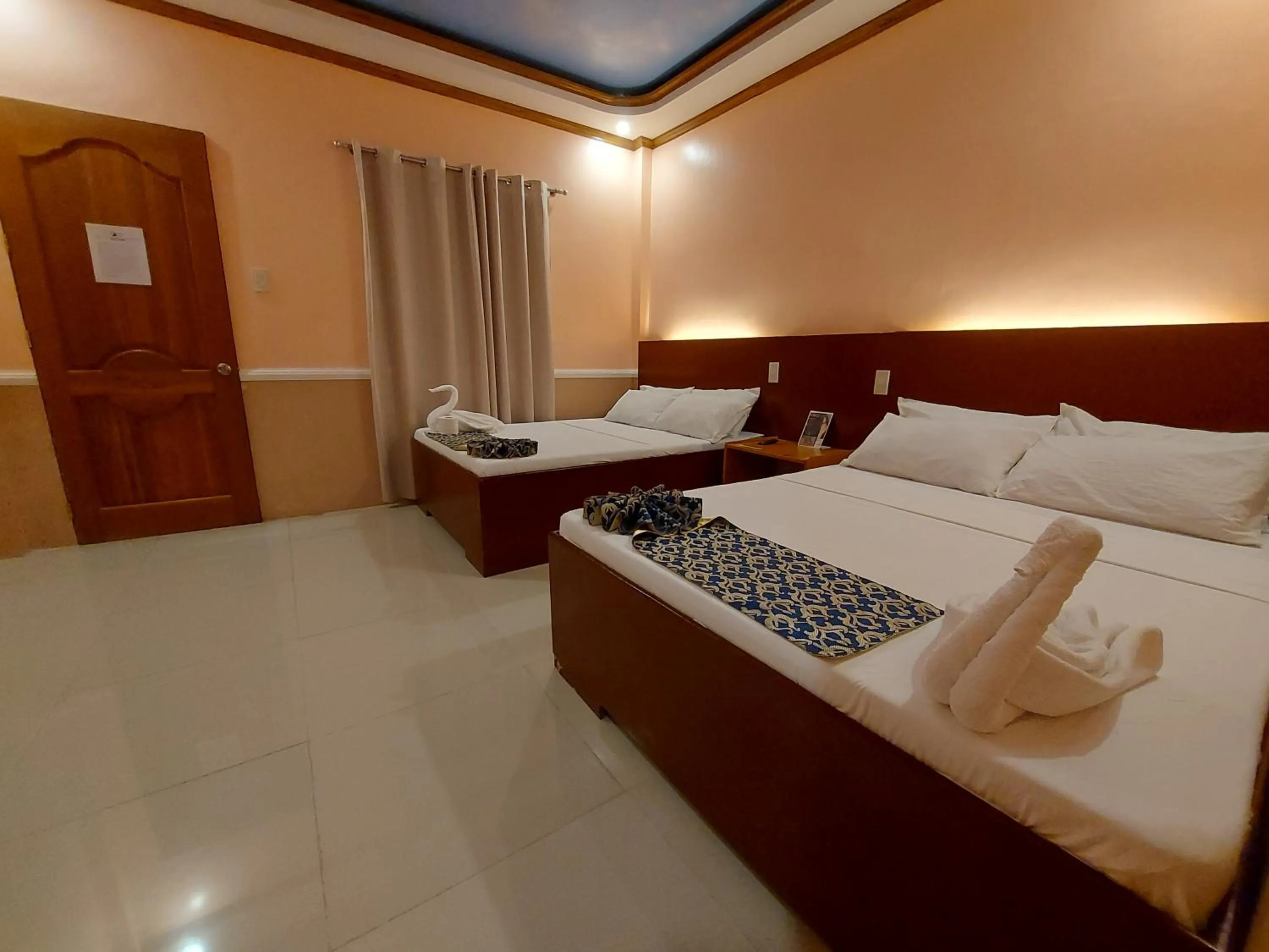 Bedroom, Bed in New Village Lodge