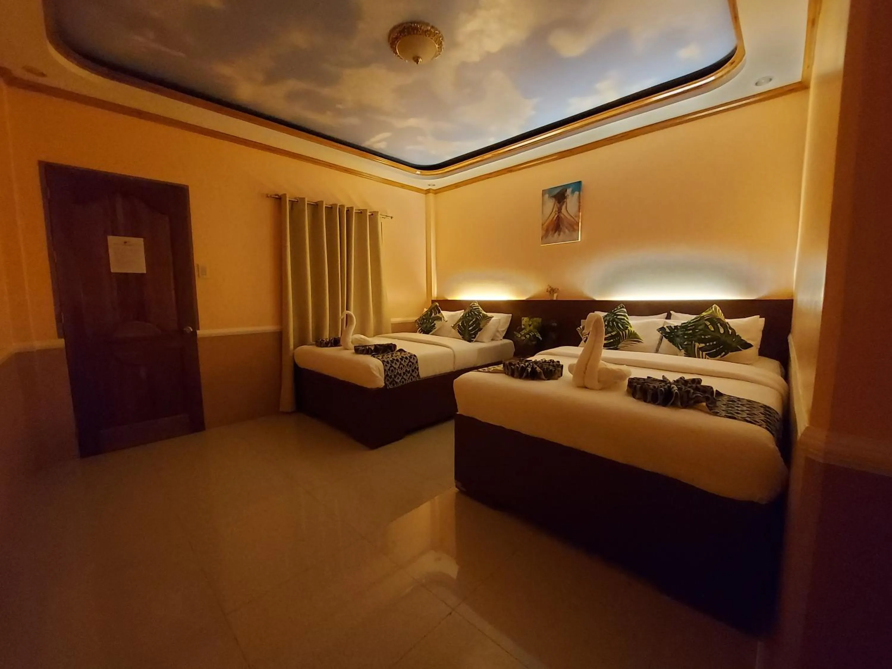 Photo of the whole room, Bed in New Village Lodge