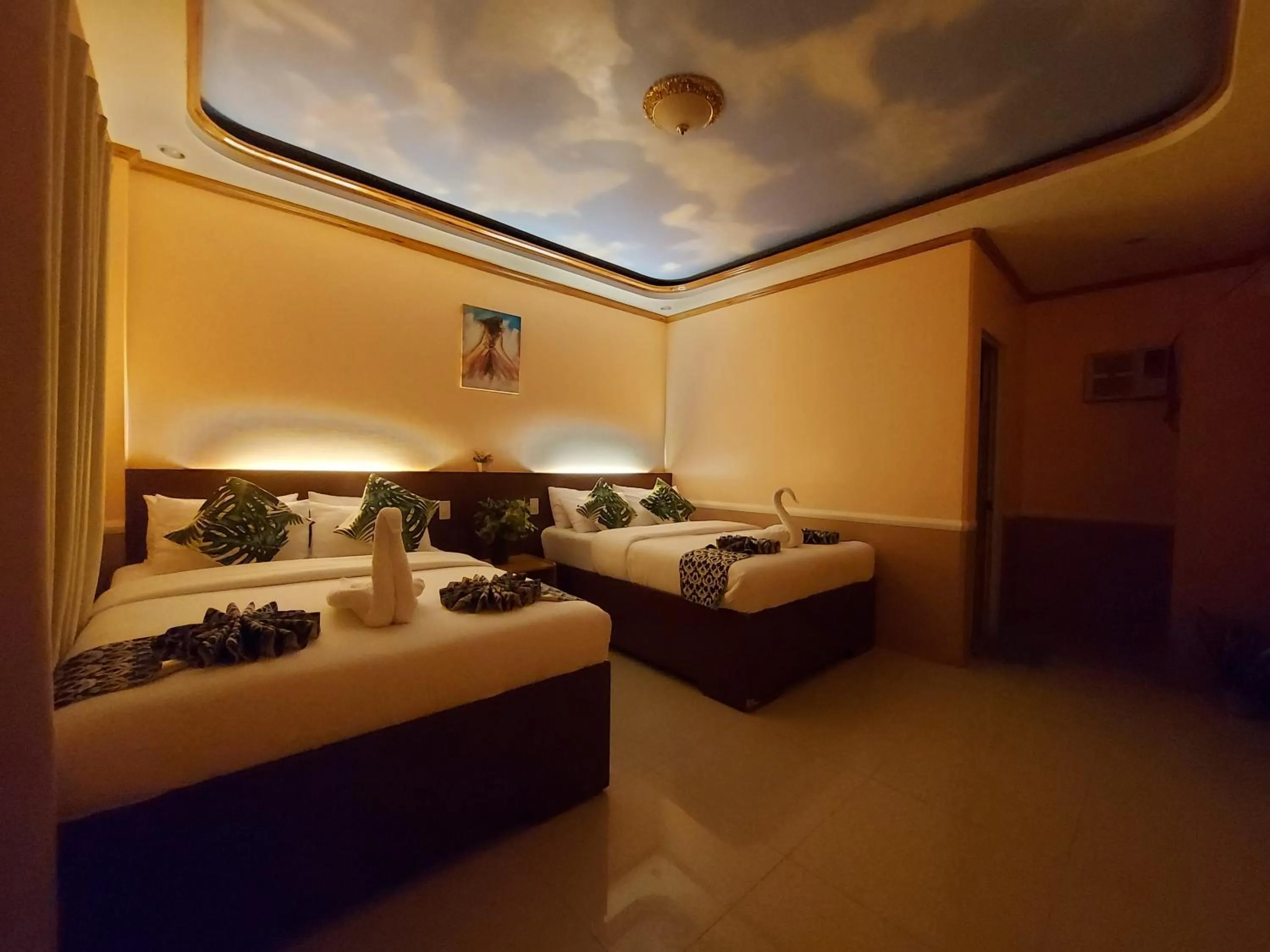 Photo of the whole room, Bed in New Village Lodge