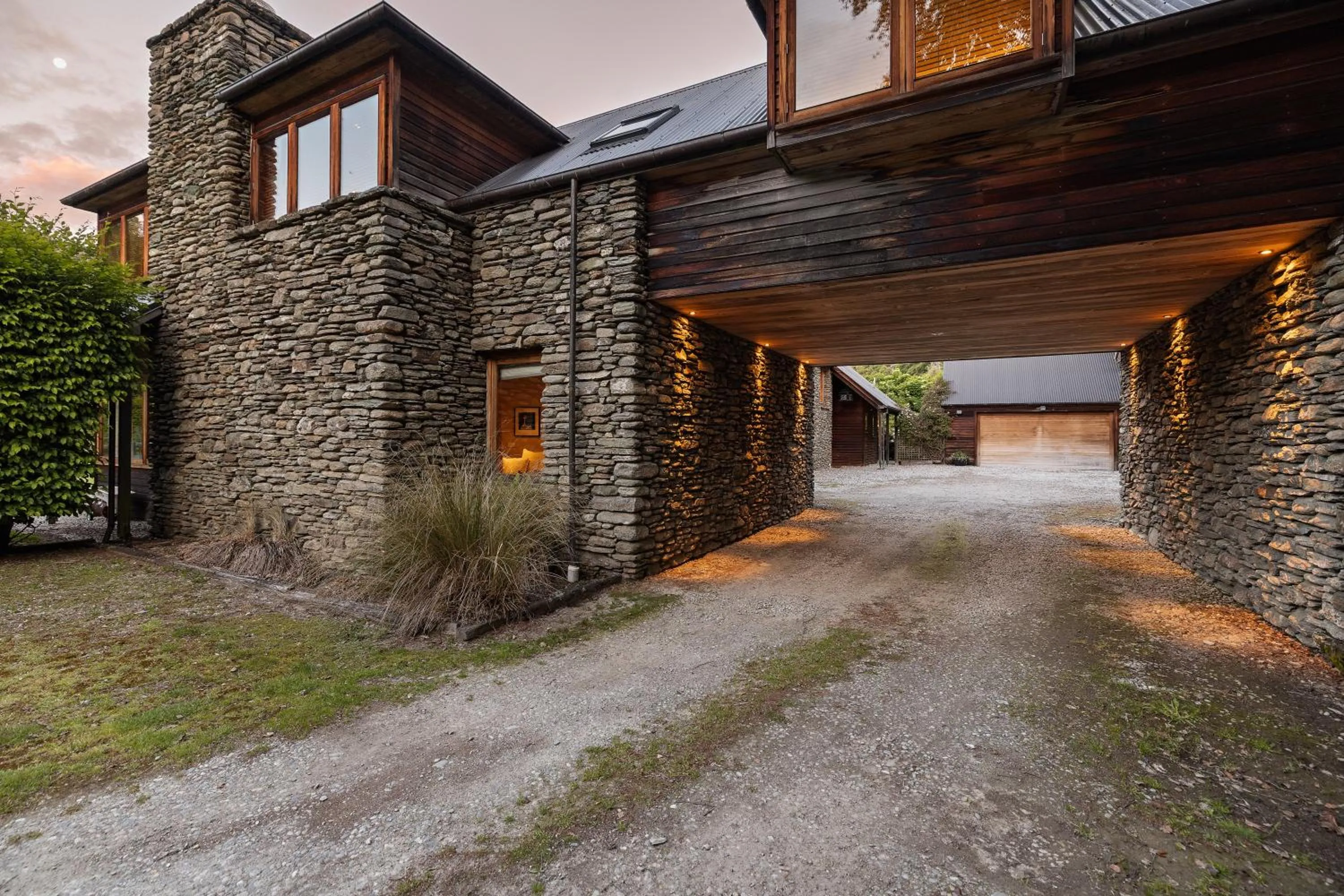 Parking in Wharenui Holiday Home by MajorDomo