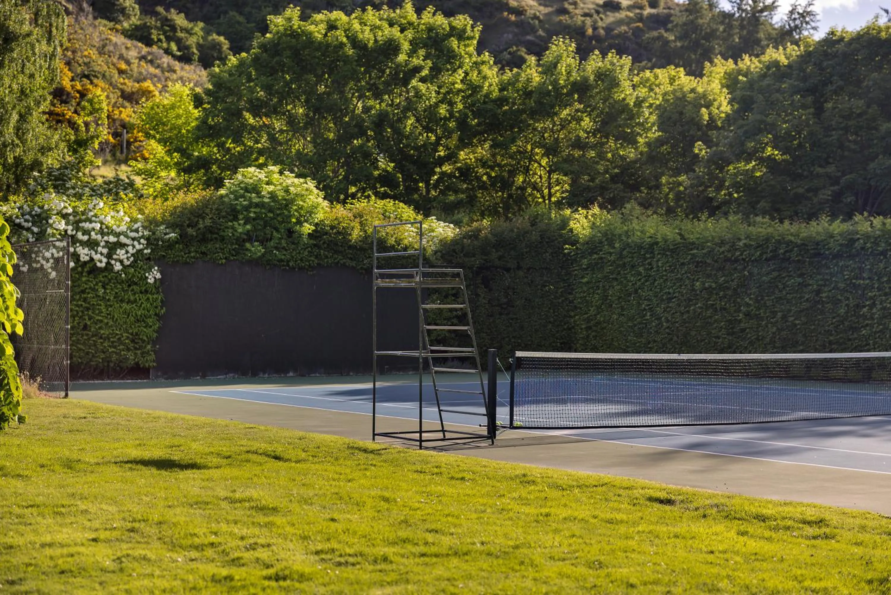 Tennis court in Wharenui Holiday Home by MajorDomo