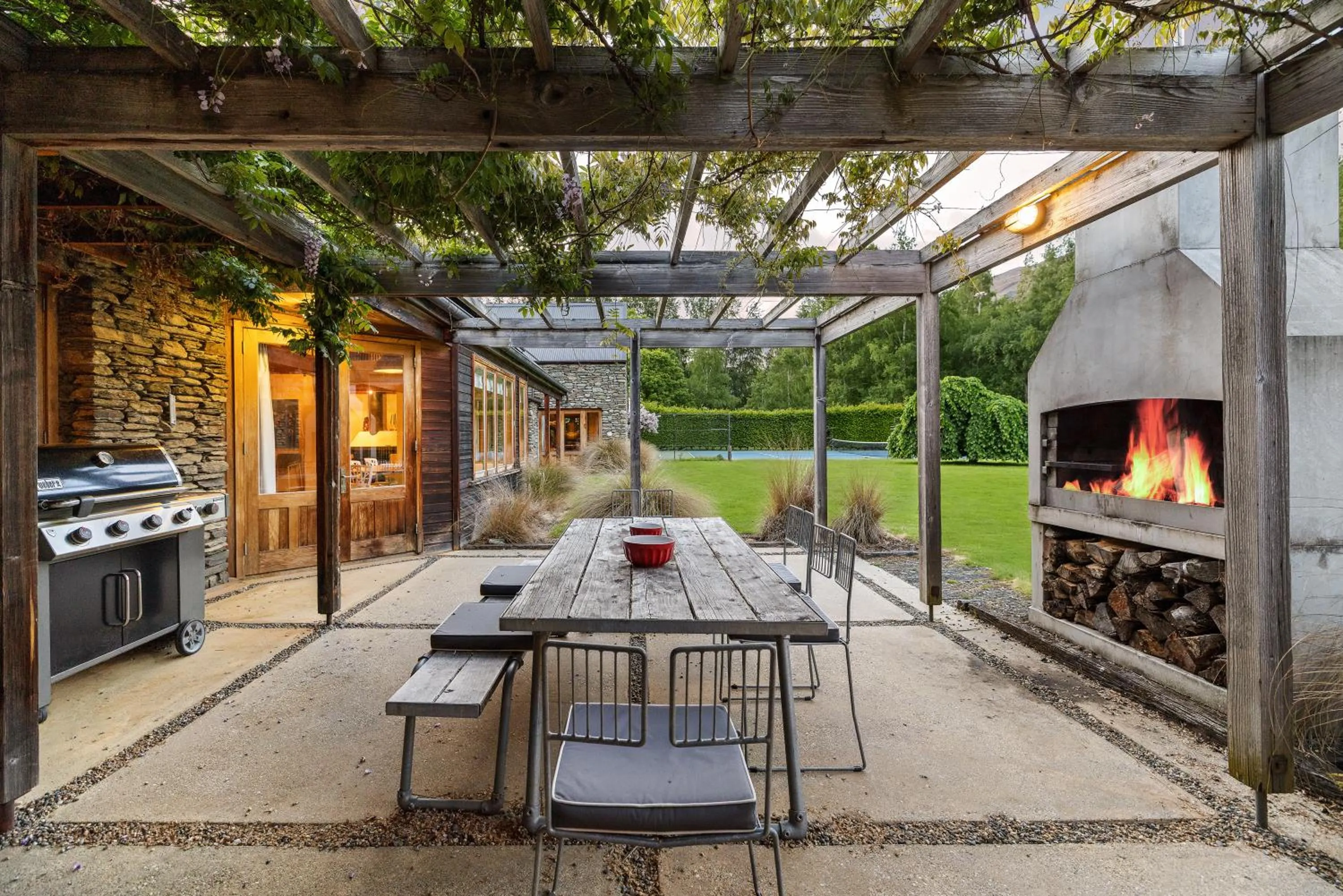 BBQ facilities in Wharenui Holiday Home by MajorDomo