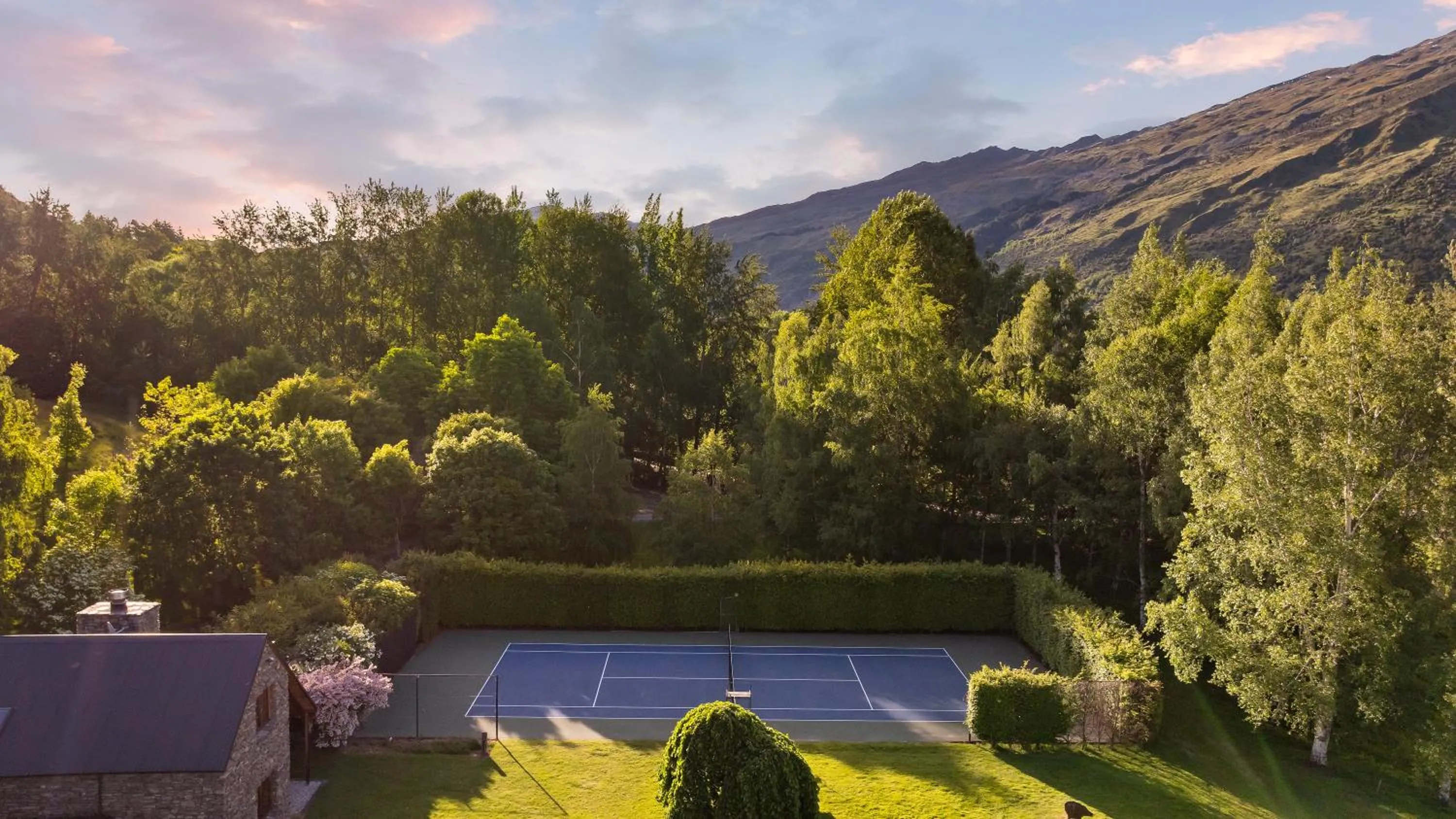 Tennis court in Wharenui Holiday Home by MajorDomo