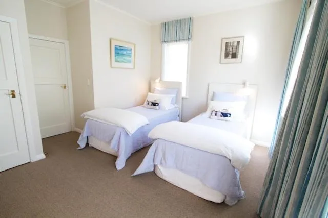 Bed in Emerald Inn on Takapuna Beach