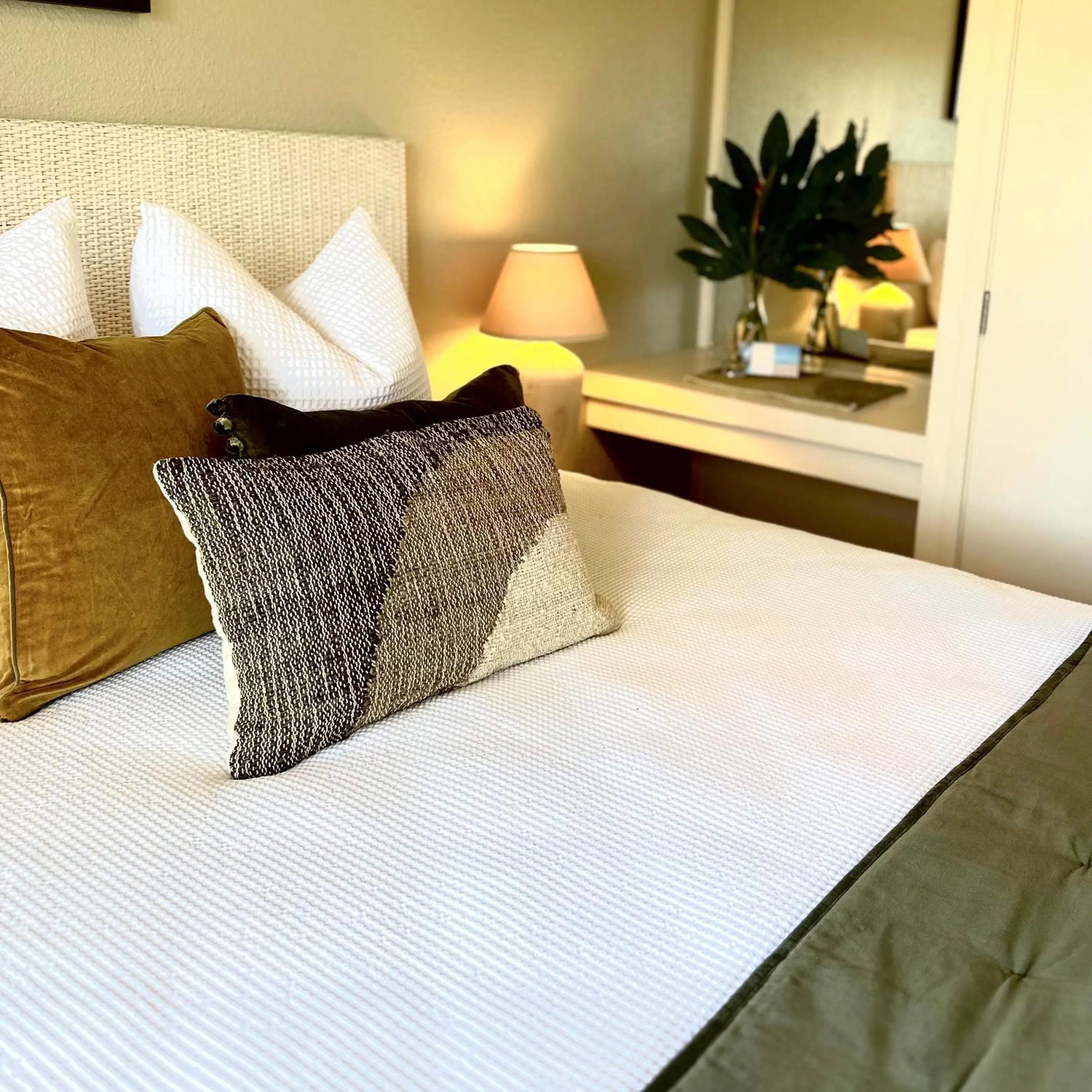 Bedroom, Bed in Emerald Inn on Takapuna Beach