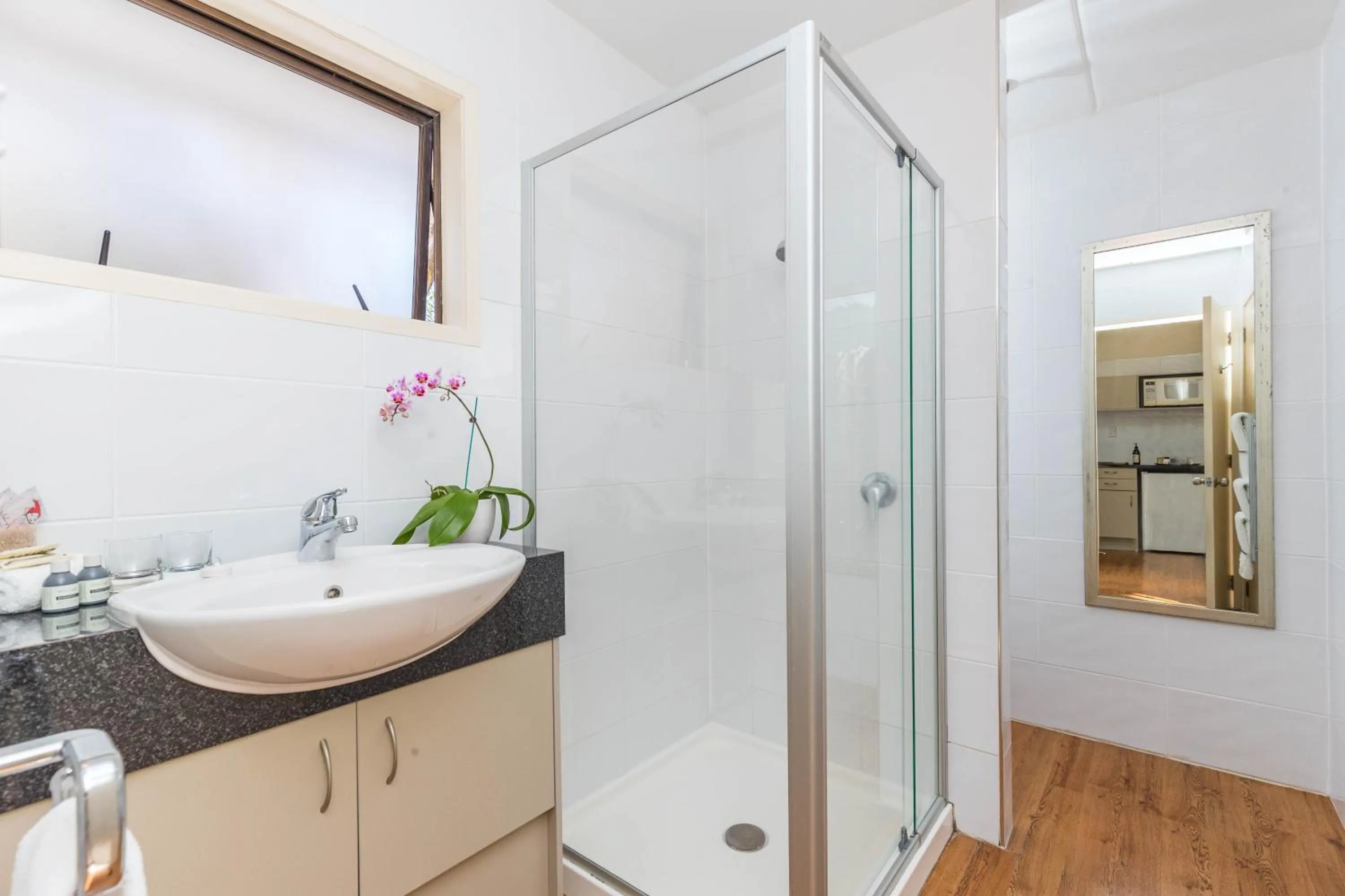 Shower in Emerald Inn on Takapuna Beach