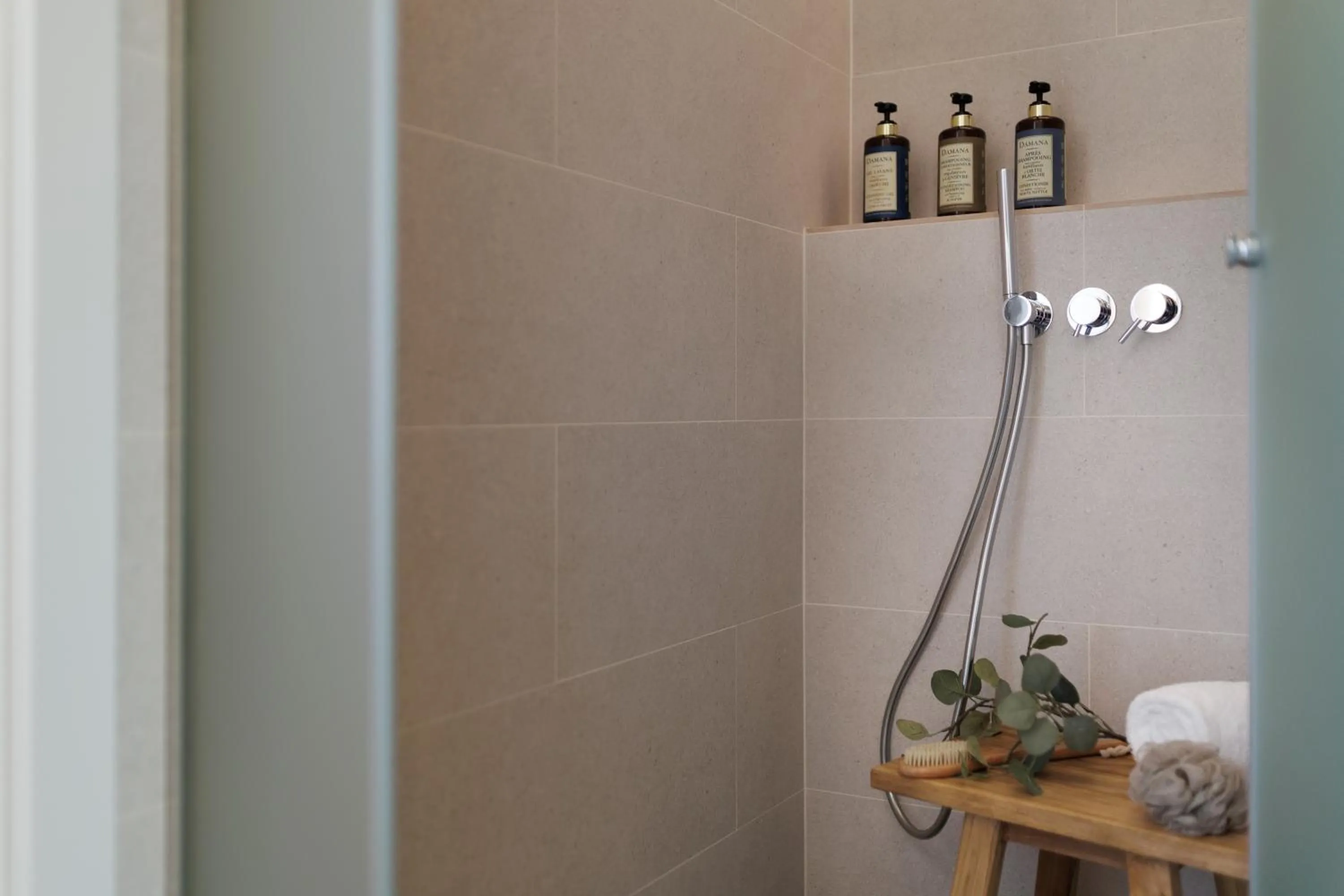 Shower in Tembo Barcelona