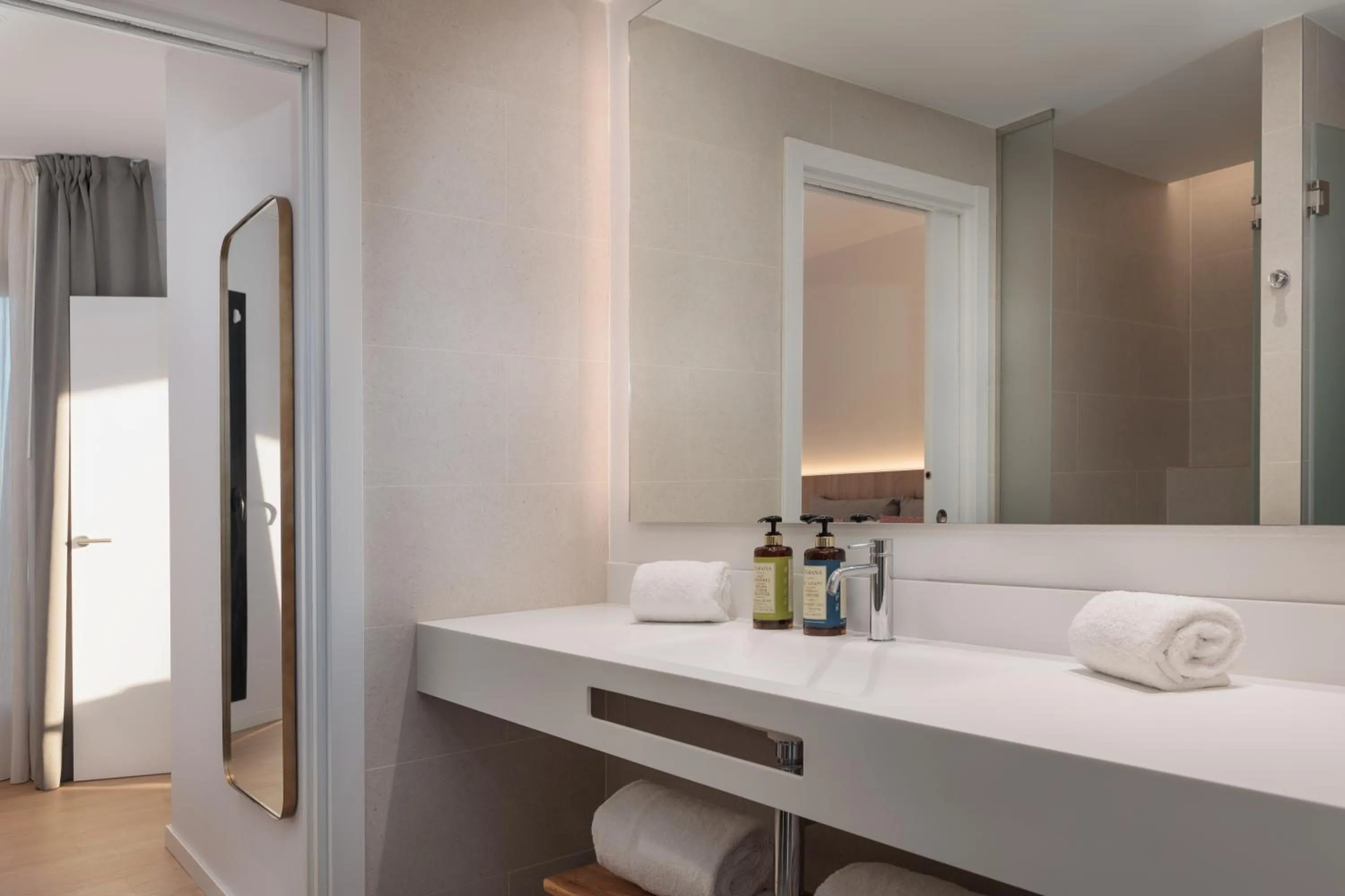 Bathroom, Bed in Tembo Barcelona
