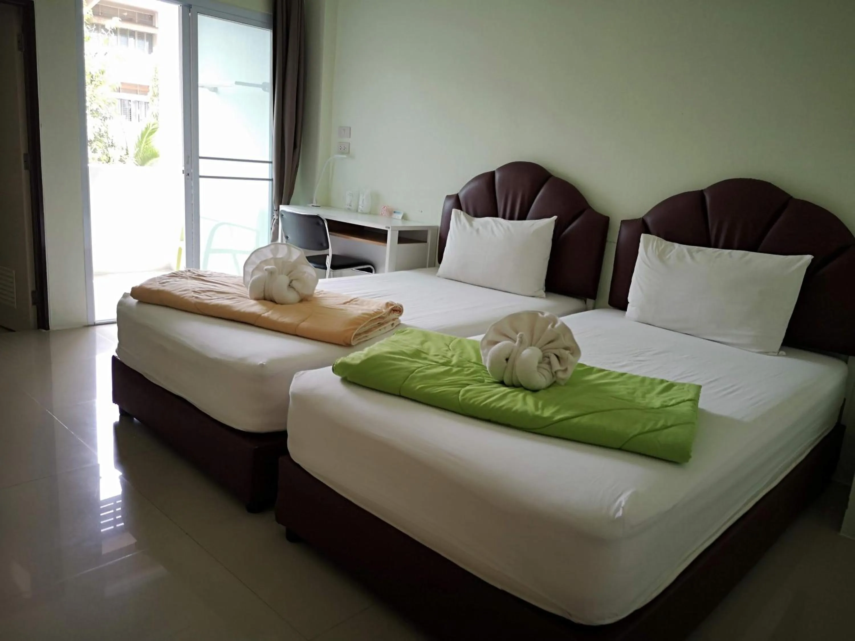 Photo of the whole room, Bed in Papangkorn House