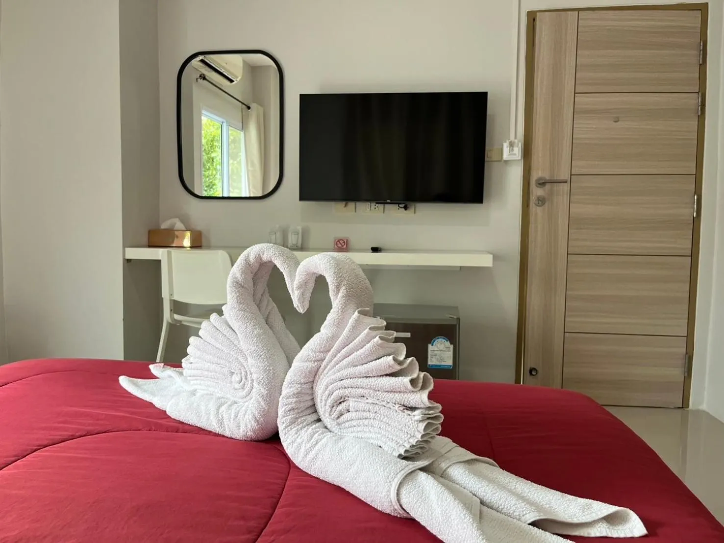 Photo of the whole room, Bed in Papangkorn House