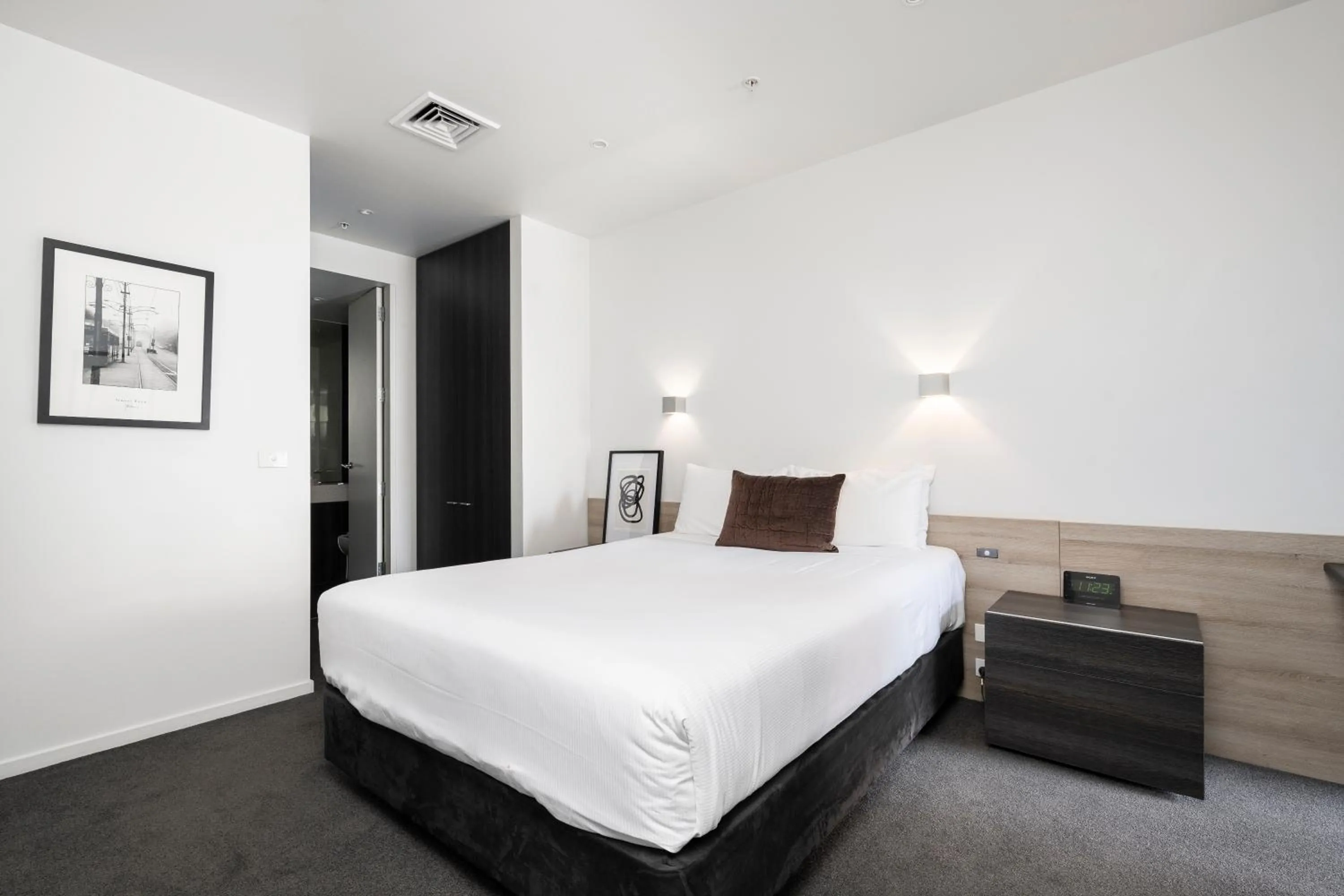 Bed in Tyrian Serviced Apartments Fitzroy